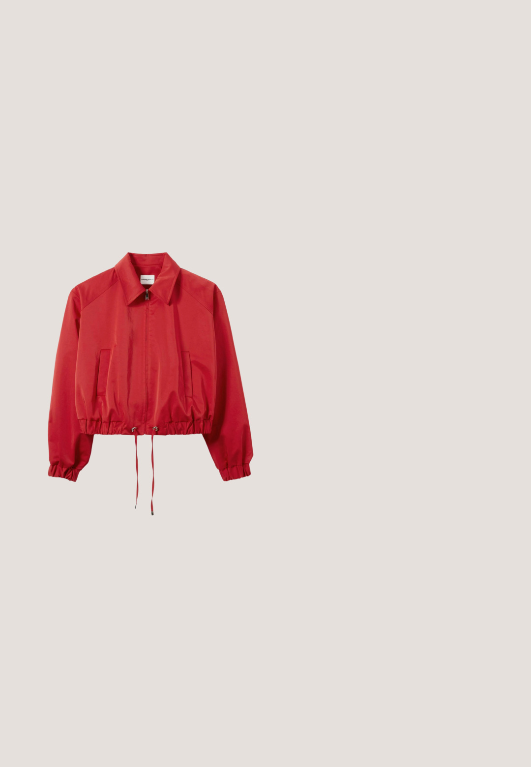 Chaqueta roja corta con cierre de cremallera, bajo con cordón ajustable, dos bolsillos laterales y cuello clásico. Tejido brillante y ligero.; Top sin mangas naranja con acentos blancos, que presenta detalles recortados y un diseño ajustado. Fabricado con material suave y elástico.; Pantalones de chándal naranja brillante, ajustados en la parte inferior, con cinturilla elástica, bolsillos laterales y puños de canalé, mostrados de frente sobre un fondo blanco.; Zapatillas altas que cuentan con cuero naranja y paneles de textil blanco, con una suela de goma y un destacado detalle de logo en el lateral.; Pequeño bolso naranja brillante con asa trenzada, correa de hombro desmontable y placa con el logo de la marca en la parte delantera.; Pendientes en forma de corazón rojo con un acabado brillante y un centro de perla blanca. Textura suave con un diseño redondeado.