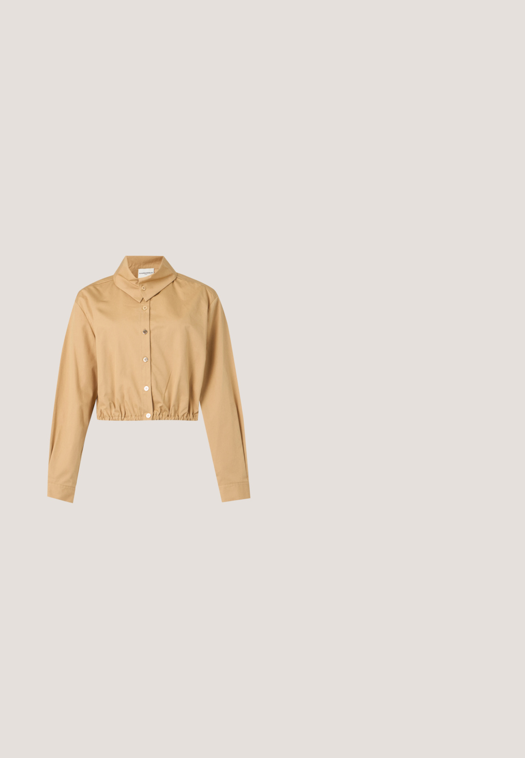 Femme aux cheveux courts et foncés portant une chemise courte boutonnée beige et un pantalon large taille haute foncé, debout devant un fond uni.; Veste courte en daim marron avec col à revers, fermeture à boutons et deux poches poitrine, ornée de boutons dorés et dotée d'une texture lisse.; Jean flare en denim bleu foncé avec un ourlet à volants, cinq poches et des coutures contrastantes orange. Taille mi-haute avec une fermeture à bouton sur le devant.; Chaussure slingback en cuir marron foncé à texture crocodile, bout pointu, talon bas bloc et bride ajustable avec boucle dorée.; Sac à main en cuir souple beige avec sommet froncé, détail de serrure et clé en ton doré, et deux bretelles, posé sur un fond uni.; Paire de boucles d’oreilles créoles dorées avec des détails de perles arrondies le long du bord extérieur sur un fond clair.