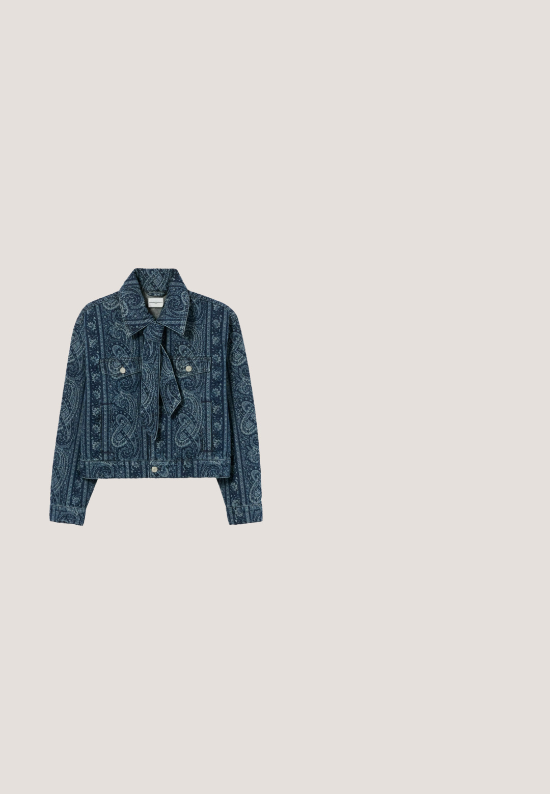 Chaqueta vaquera con patrón azul de paisley, bolsillos en el pecho con botones, cuello ancho y cinta de tela a juego en el cuello.; Vestido de mezclilla con cuello tipo camisa, mangas largas, dos bolsillos frontales y un diseño bicolor azul con costuras verticales. Cierre de botones ajustable.; Zapato de tacón alto colorido que presenta charol amarillo, marrón, azul y dorado con punta cuadrada y correa en el tobillo. La superficie es brillante.; Gafas de sol de carey marrón con grandes lentes redondos, que presentan una patilla texturizada y un logo dorado en el costado.; Pequeño bolso Marc Jacobs con cuerpo de mezclilla, asas y detalles en ante marrón claro, cierre plateado y correa de hombro ajustable con llave adjunta.; Dos broches abstractos de figurillas coloridas con diversas formas y texturas, que presentan extremidades exageradas y patrones audaces.