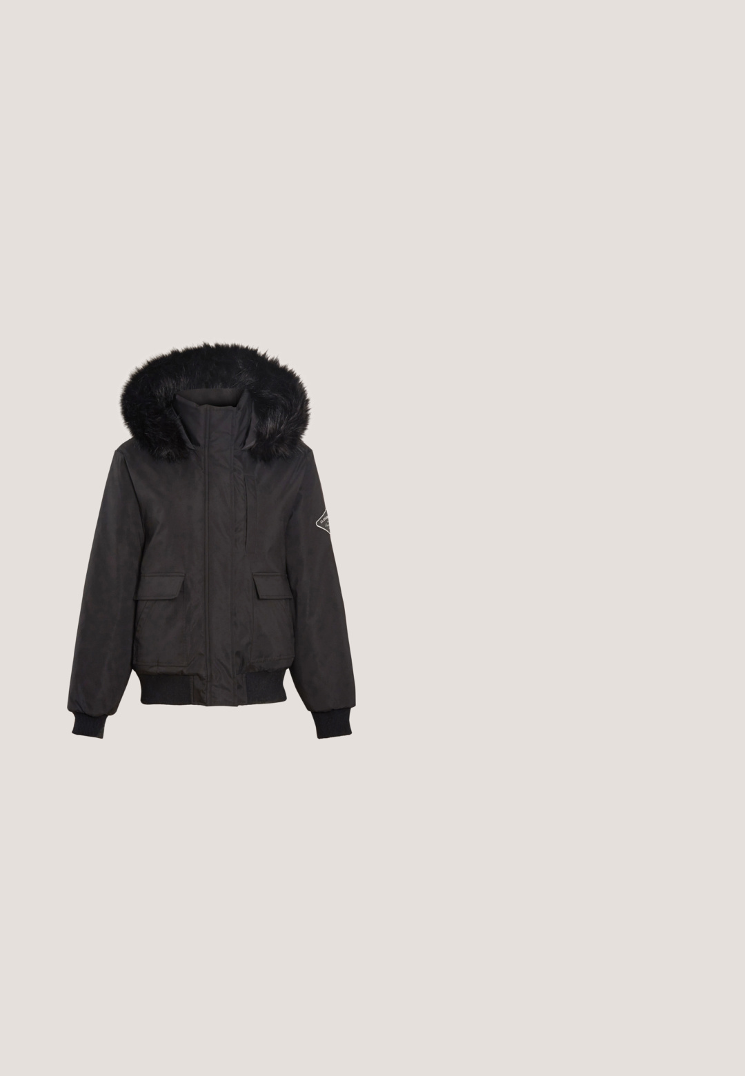 CLOSURE London CROPPED - Chaqueta de invierno - black; Suéter gris de punto con un alto cuello de tortuga, textura acanalada y mangas largas. Presenta costuras raglán y una silueta ajustada.; Jeans skinny de tiro alto en negro, hechos de denim, con cierre delantero de botón, cinco bolsillos y costuras mínimas.; Botas de lluvia de goma negra con un diseño de cordones, superficie texturizada, cordones blancos y un parche con el logo en el costado. Suela duradera para un buen agarre.; Bolso de mano de cuero negro con dobles cremalleras plateadas, asas superiores, correa ajustable y acentos de tachuelas a lo largo de los bordes. Acabado texturizado.; Pendientes de aro de plata con un acabado liso y brillante. Tienen una forma redonda, cierre sin costuras y una superficie pulida.