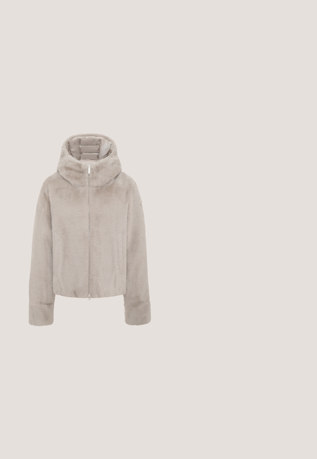 Hellgraue Plüschjacke aus Kunstpelz mit durchgehendem Frontreißverschluss, gepolstertem Innenfutter in der Kapuze, langen Ärmeln und Seitentaschen.; Saint Tropez LARNASZ - Strickjacke - fog; Langarm-Hemd in zartem Pink, aus glattem Stoff, mit Rundhalsausschnitt und figurnaher Silhouette, ohne sichtbare Muster oder Akzente.; Helle rosa, ausgestellte Hosen mit einem breiten Bund und glatter Textur. Sie verfügen über ein klares, schlankes Design ohne zusätzliche Verzierungen.; Beige Wildleder-Ankelstiefel mit einem niedrig geschnittenen Design, einem Kunstfellfutter, runder Zehenform und einer vorderen Naht; ausgestattet mit einer kurzen Zuglasche und subtiler Markenkennzeichnung.; Weiße Schultertasche aus Kunstfell mit klarer Form, silbernen Beschlägen und Reißverschlussverschluss. Verfügt über einen verstellbaren Lederriemen und ein Logo-Detail.