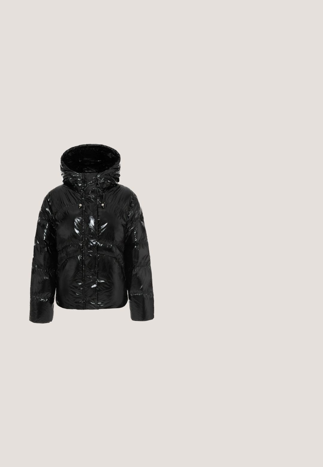 Zwarte pufferjack gemaakt van glanzend materiaal, met een capuchon, frontsluiting en elastische manchetten met een gestikt patroon.; Zwarte top met lange mouwen van zacht materiaal, met een ronde halslijn en een geborduurd logo op de borst. Eenvoudig, recht model.; Zwarte legging van gladde stof, met een hoge tailleband en subtiele branding aan de voorkant. De legging heeft een slanke, aansluitende pasvorm.; Zwarte Moon-laars met nepbonten rand, veters aan de voorkant en dikke zool, ontworpen voor koud weer en sneeuw.; Zwarte ovale zonnebril met blauw getinte glazen en dikke pootjes, geplaatst op een witte ondergrond.; Zwarte, gewatteerde draagtas met een glanzende afwerking, voorzien van twee korte handvatten en een klein blauw etiket. Rectangulaire vorm met horizontale strepen.