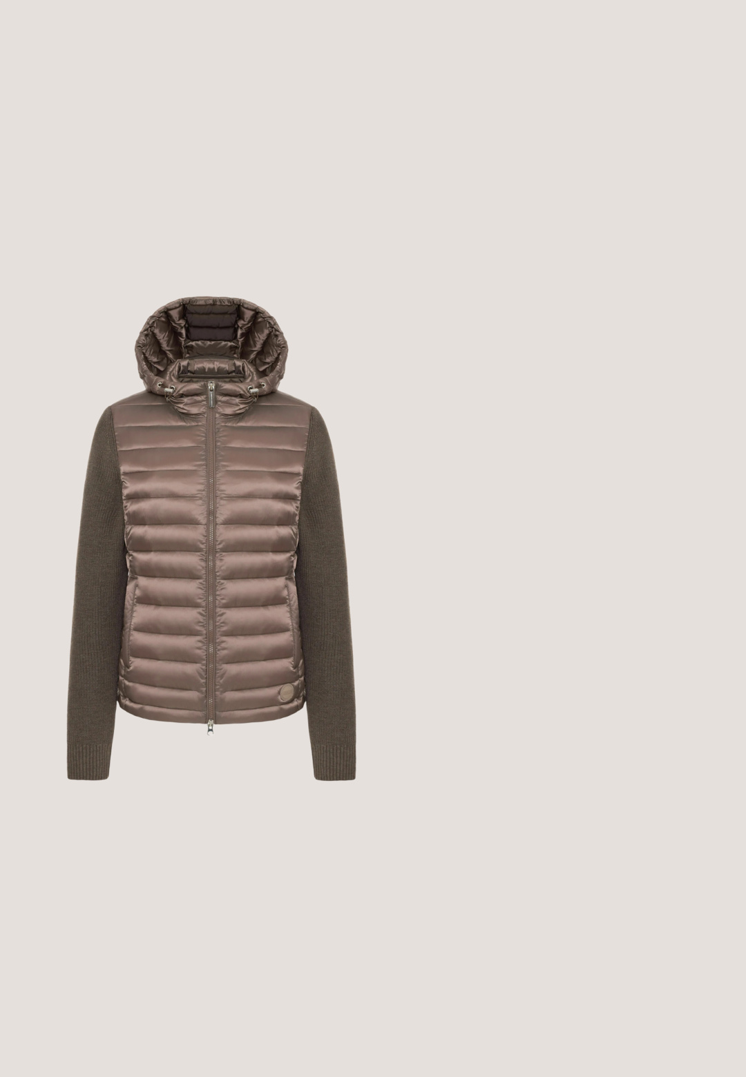 Chaqueta marrón con capucha, frente acolchado, mangas de punto y cremallera de longitud completa.; Sudadera de color óxido con cuello alto, cordones, mangas largas y puños acanalados. Fabricada en un tejido suave y texturizado.; Camisa de manga larga color marrón oscuro con cuello redondo y detalle de cordón en la parte inferior derecha.; Leggings de cintura alta en un color malva apagado, confeccionados con una tela suave y elástica. Presentan un diseño sin costuras sin piezas metálicas visibles.; Zapatilla baja de malla burdeos con detalles de ante y suela de goma blanca ondulada, vista desde un lateral sobre fondo blanco.; Bolso de mano rectangular marrón oscuro con asas largas negras, pequeño bolsillo adjunto con cremallera y bolsillo lateral sobre fondo blanco.