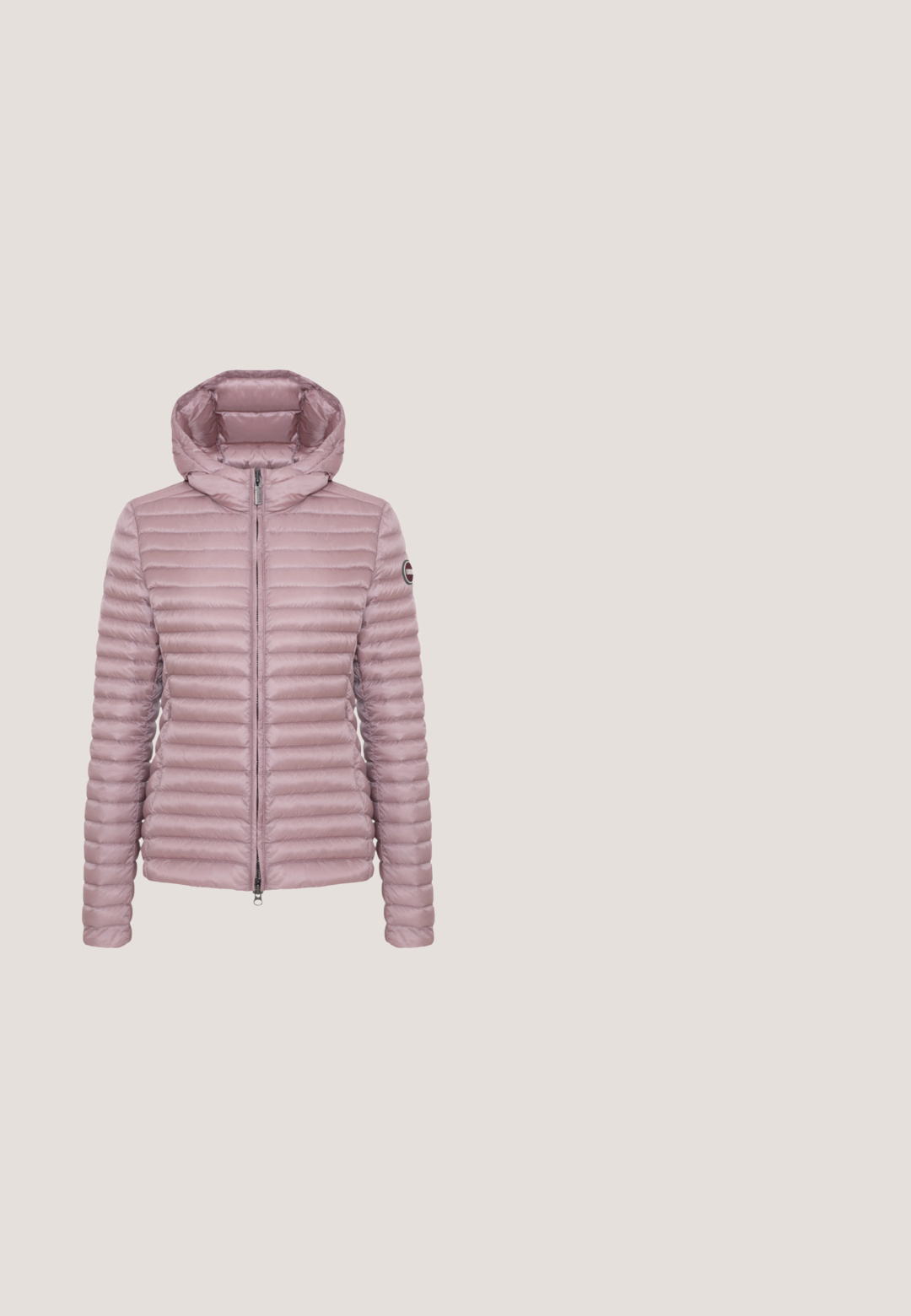 Hellrosa gesteppte Steppjacke mit Kapuze, einem horizontalen Steppmuster, einem Frontreißverschluss und einem Logo-Patch am linken Ärmel.; Hellblaues Baumwollhemd mit Knopfleiste. Verfügt über einen spitzen Kragen, lange Ärmel und eine einzelne Brusttasche. Glatte Textur.; Dunkelblaue Jeans aus Denim mit weitem Schnitt, hoher Taille, orangener Naht, klassischem Fünf-Taschen-Design und Knopfverschluss.; Schwarze Lederkniehohe Stiefel mit runder Zehenform, niedrigem Blockabsatz und Nahtdetails am Schaft. Glatte Textur, minimalistisches Design.; Braune, lederne, halbmondförmige Umhängetasche mit breitem Riemen und genarbter Oberfläche, vor einem schlichten hellen Hintergrund präsentiert.; Goldene Creolen mit einer strukturierten, unregelmäßigen Form. Sie verfügen über einen nahtlosen Verschluss und eine polierte Oberflächenbehandlung, die ein modernes Design betont.