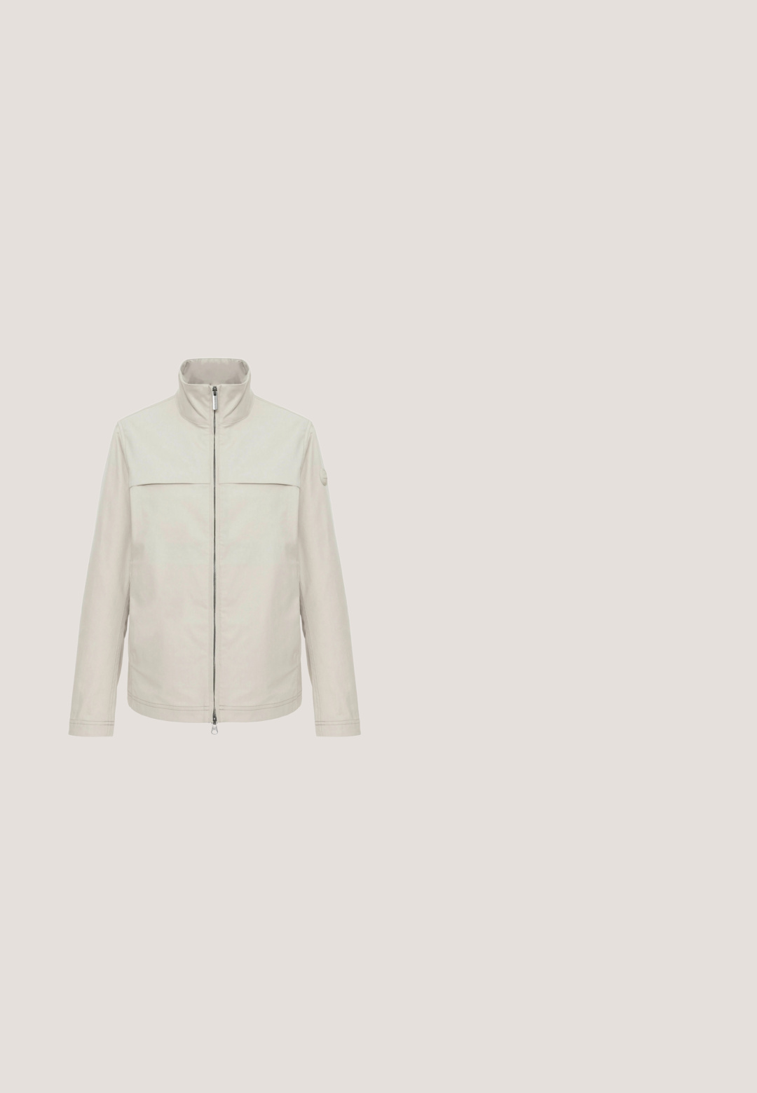 Veste gris clair avec un col montant, une fermeture éclair à l'avant et un panneau contrastant sur la poitrine. Présente un design minimaliste et des manches épurées.; Pull en tricot beige avec un col rond, des manches longues et une coupe légèrement cropped. Tissu texturé avec un motif subtil.; Pull beige à manches courtes en maille avec col montant, poignets et ourlet côtelés, présenté sur un fond blanc.; Jupe A-line en satin beige avec une taille élastique, texture lisse et silhouette fluide, se rétrécissant doucement vers l'ourlet.; Baskets en daim couleur camel avec des accents marron clair, des coutures blanches, des lacets beiges et une semelle en gomme, vue de gauche sur fond blanc.; Sac à épaule en cuir beige avec un design courbé, doté d'une seule bandoulière réglable et d'un logo en relief sur le devant. Texture lisse.