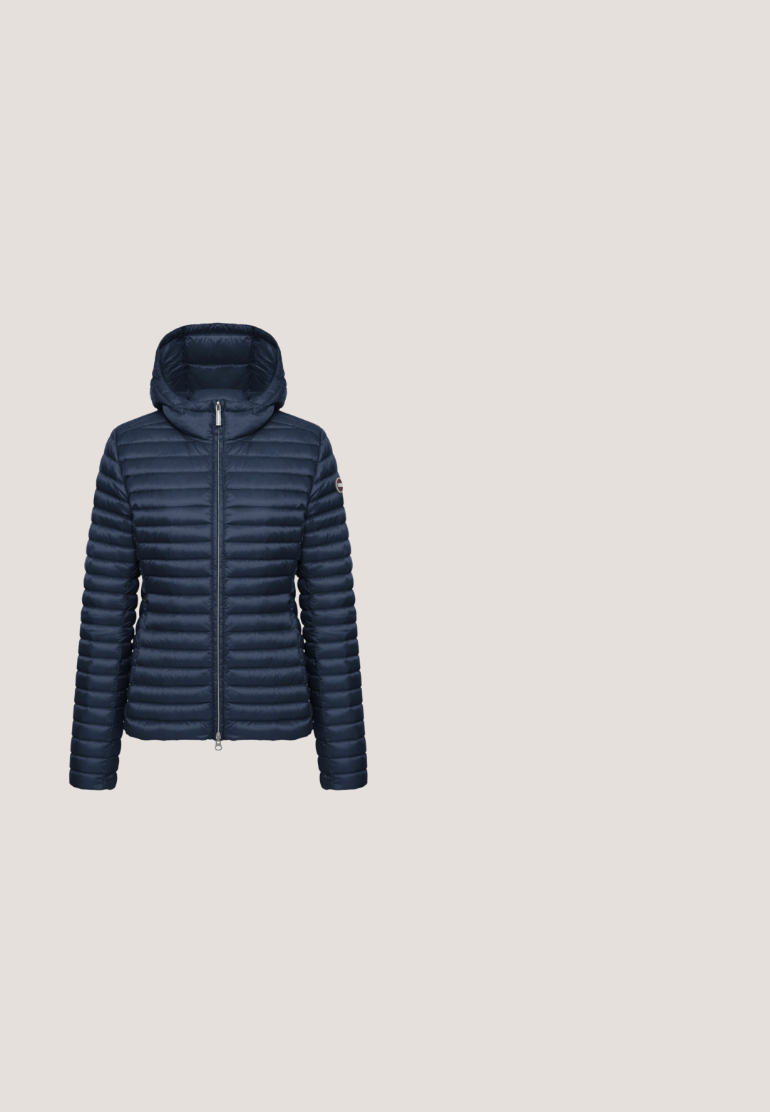 Chaqueta acolchada azul marino con capucha, cremallera frontal y mangas largas, diseñada para clima frío.; Top ajustado de manga larga roja con un escote redondeado transparente, presentado plano sobre un fondo blanco.; Pantalones de mezclilla azul oscuro de corte holgado, con cinco bolsillos, pasadores para cinturón y costuras amarillas contrastantes. Tela limpia y texturizada.; Zapatillas de deporte color burdeos que combinan materiales de ante y malla, con cordones blancos, una suela de goma texturizada y detalles en negro en el talón.; Bolso tote de cuero morado con forma suave y redondeada. Presenta costuras en tonalidad, asas dobles y cierres de cordón en los laterales.; Anillo abierto de plata pulida con extremos redondeados y lisos que se miran entre sí sobre un fondo blanco.