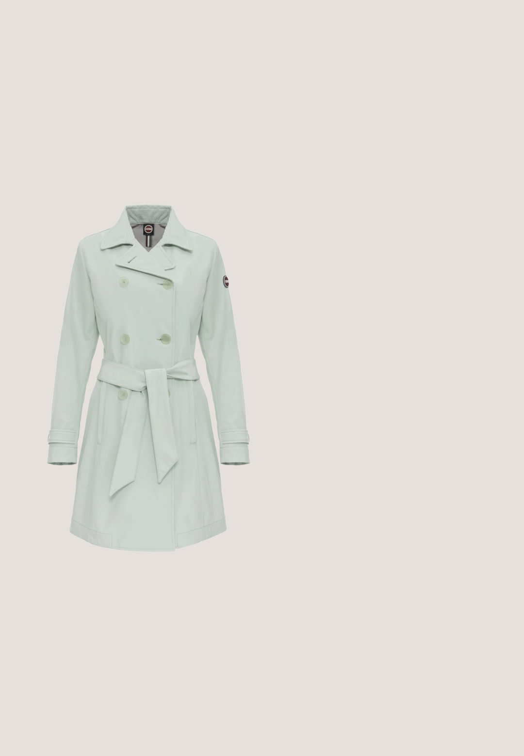 Trench-coat vert clair croisé avec large col, ceinture nouée à la taille et poignets boutonnés aux manches longues.; Pull court vert clair avec texture côtelée, manches longues et motifs diagonaux distinctifs sur le corps et les manches.; Pantalon large vert clair avec plis à l'avant, passants pour ceinture, poches latérales et fermeture avant dissimulée.; Baskets avec une tige en cuir blanc, des accents bleu clair, des panneaux en suède beige et une semelle en caoutchouc rose texturée ; logo brodé sur le côté.; Foulard en soie avec une bordure rose, présentant un motif dense de fleurs pastel et de petits oiseaux colorés dispersés sur le tissu.; Sac à main rectangulaire en cuir vert bicolore avec fermeture à rabat, boucle frontale et bandoulière amovible avec attaches dorées.