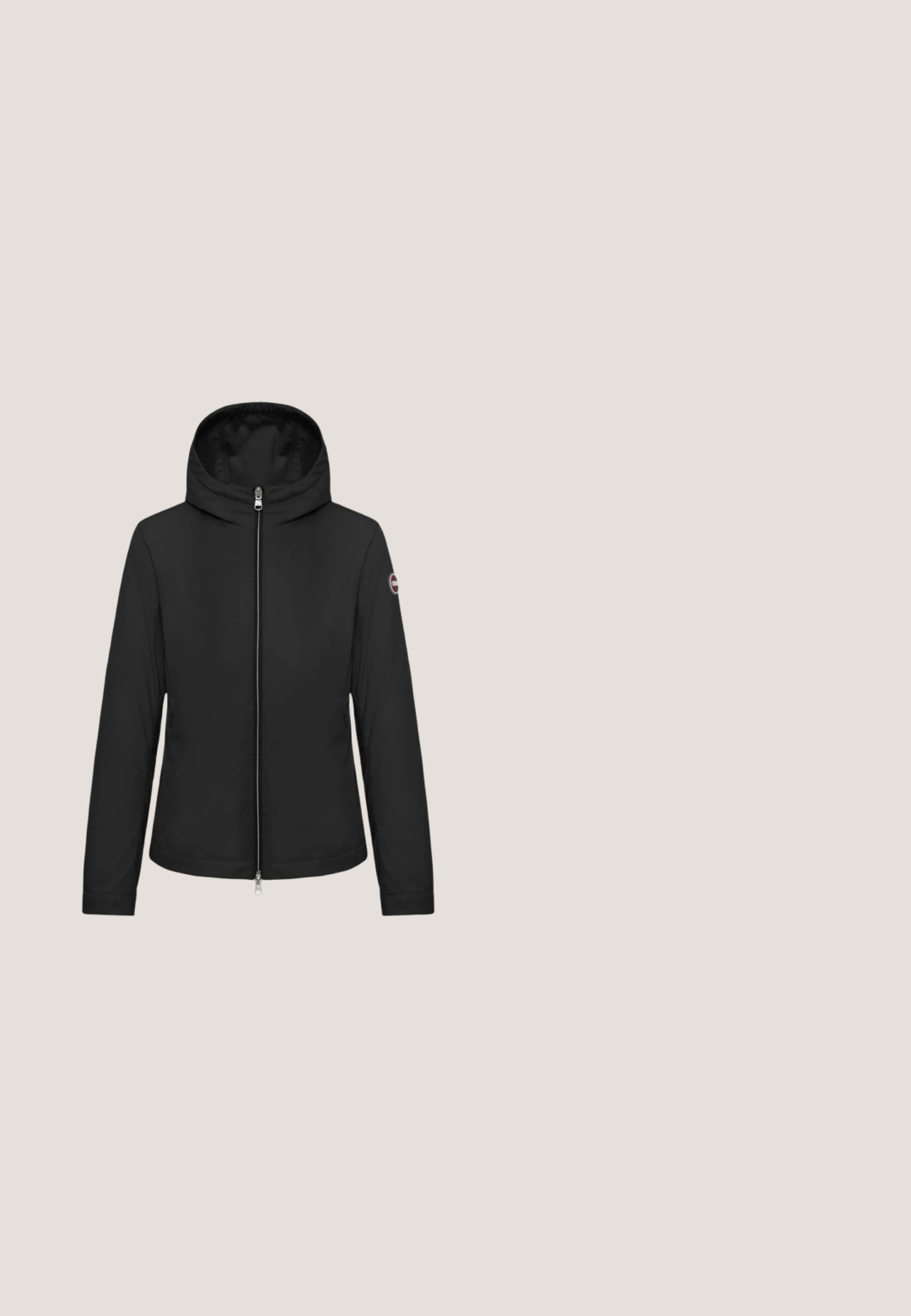 Sort hættejakke med lange ærmer, synlige sømlinjer og et lille rundt logo nær den nederste kant på bagsiden.; Beige strikket sweater med v-hals, prydet med et tekstureret geometrisk mønster samt ribbet manchetter og kant. Blød stof med en let fornemmelse.; Ærmeløs blå denimtop med lodrette sømdetaljer og lynlås bagpå, vist mod en hvid baggrund.; Mørkeblå shorts lavet af tekstureret stof, med et subtilt mønster og en flad talje. Minimalistisk design uden lommer.; Sort læder slingback kitten heel med spids tå og dekorativ sløjfe med en lille gulddetalje på en ens hvid baggrund.; Sort læder crossover taske med sølv kæde og sort rem, frontklap med afrundet rektangulært logo-detalje, på hvid baggrund.