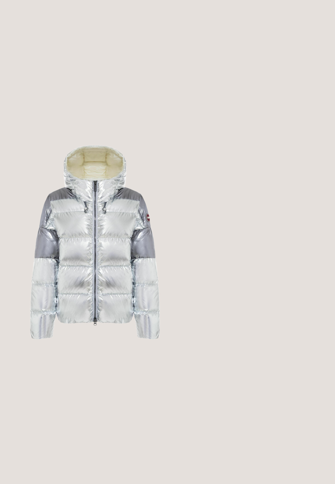 Chaqueta acolchada plateada brillante con capucha, acolchado horizontal, cremallera completa delantera y parches plateados más oscuros en los hombros y la parte superior de los brazos.; Vestido de punto acanalado púrpura con escote redondo y detalle de corte en forma de llave. Diseño elegante y ajustado al cuerpo. Nombre de la marca en la etiqueta.; Bota de plataforma de charol azul con tacón grueso, cremallera lateral y pequeño recorte en forma de corazón cerca de la parte superior.; Gafas ovaladas con un marco metálico plateado, lentes transparentes y acentos de templos con textura de cuentas. Diseño ligero con brazos curvados.; Bolso de hombro metálico plateado con forma de media luna, con correa negra ajustable y cierre de cremallera sobre fondo liso claro.; Diadema de metal plateado con forma curvada, que presenta una fila de brillantes de rhinestones claros a lo largo del borde frontal para aportar brillo y detalle.