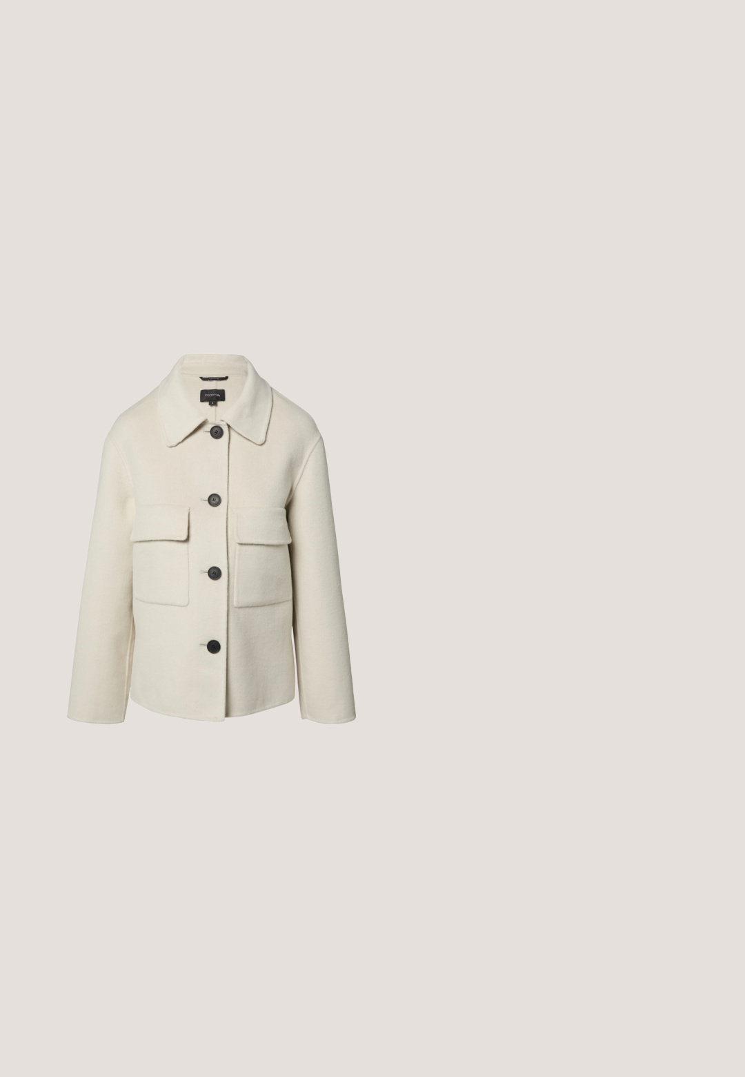 Wollen crèmekleurige jas met een kraag, zwarte knopen en twee borstzakken; heeft een gestructureerd, iets oversized ontwerp.; Beige gebreid vest met lange mouwen, ronde hals, geribbelde manchetten en zoom, en een rij van zeven bijpassende knopen aan de voorkant.; Mouwloos crèmekleurig geribd topje met zwarte biezen langs de halslijn, armsgaten en schouders, met het label "CREAM" bij de kraag.; Beige wijde broek met een gepolijste pasvorm, voorpijpen en een platte tailleband voor een gestructureerde fit. Zachte, lichte stof.; Beige leren enkelboot met een pointed toe en een conische hak. Gladde textuur met minimale stiknaden en een slanke silhouet.; Grijze leren handtas met een afgeronde bovenkant, dubbele handvatten en een afneembare schouderriem. Voorzien van gouden hardware en een subtiele reliëflogo.