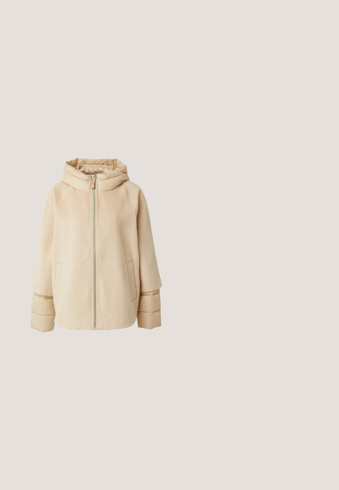 Beige hoodie met een rits aan de voorkant, gemaakt van fleece en gewatteerd materiaal. Heeft raglanmouwen en twee zijzakken. Gladde textuur.; Beige gebreide coltrui met diamantkabelpatronen en geribbelde boorden en zoom.; Langarm, V-hals top van lichtgewicht, rekbaar wit materiaal. Vlotte textuur met een getailleerde pasvorm, geschikt voor layering of als zelfstandig kledingstuk.; Donkerblauwe denim jeans met een recht model, voorzien van oranje stiksels, voorzakken en een knoopsluiting. Duurzaam materiaal met een gladde textuur.; Tan laars tot halverwege de kuit met een gestructureerde wollen bovenkant en een nepbont manchet, met vetersluiting en een stevige rubberen zool met horizontale groeven.; Beige leren handtas met een handvat aan de bovenkant, gevleugelde zijkanten, flapsluiting en een goudkleurige "GR" logo gesp aan de voorkant in het midden.