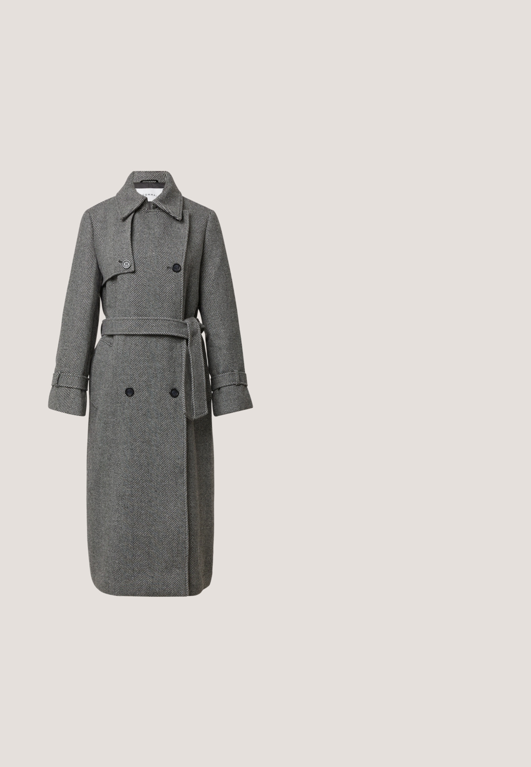 Grijze houndstooth-gepatenteerde jas met een ceintuur in de taille, dubbele knopen aan de voorkant en een brede kraag. Lange mouwen met knoopsluitingen.; Zwarte coltrui met ribbels bij de manchetten en onderkant, met een losvallende pasvorm en een gladde breistructuur. Subtiele accentdetail bij de kraag.; Zwarte jurk met visgraatmotief, voorzien van een kraag, knopenlijst en twee borstzakken. Lange mouwen met manchetdetails en zijsplitten.; Zwarte leren kniehoog laars met een ronde neus, een decoratieve band met een ronde gesp en een lage blokhak. Glad, glanzend oppervlak.; Zwarte, ovaalvormige zonnebril met donkere glazen en dikke monturen, Max Mara-logo op het montuur.; Zwarte leren handtas met een textuurafwerking, dubbele handvatten, afneembare schouderriem en gouden logo-details. Inclusief een kleine bijpassende tag.