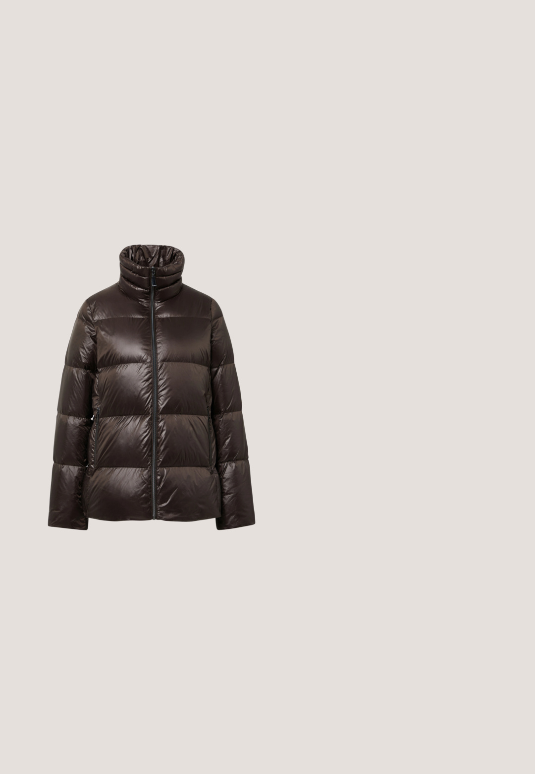 Braune Pufferjacke mit hohem Kragen, gestepptem Design, durchgehendem Reißverschluss und Seitentaschen. Glattes, glänzendes Material mit leicht metallic glänzender Oberfläche.; Weißer Cropped-Sweatshirt aus Baumwollmischung, mit Rundhalsausschnitt, langen Ärmeln, gerippten Bündchen und kleinem Lacoste-Logo auf der Brust.; Dunkelblaue Jeans mit weitem Bein, vorne Knopf, Reißverschluss, fünf Taschen und einem dezenten Markenlogo auf der kleinen vorderen Tasche.; Beige Sneaker mit glattem Lackleder an Zehen- und Schaftbereich, verziert mit einer strukturierten Zwischensohle und gummierter Laufsohle. Mit einem Markenetikett versehen.; Braune Ledertasche in Halbmondform, geflochtener Griff in Braun und Beige, goldene Beschläge und abnehmbarer langer Riemen.; Paar unregelmäßig geformter, polierter goldener Creolen mit Steckverschlüssen auf weißem Hintergrund.