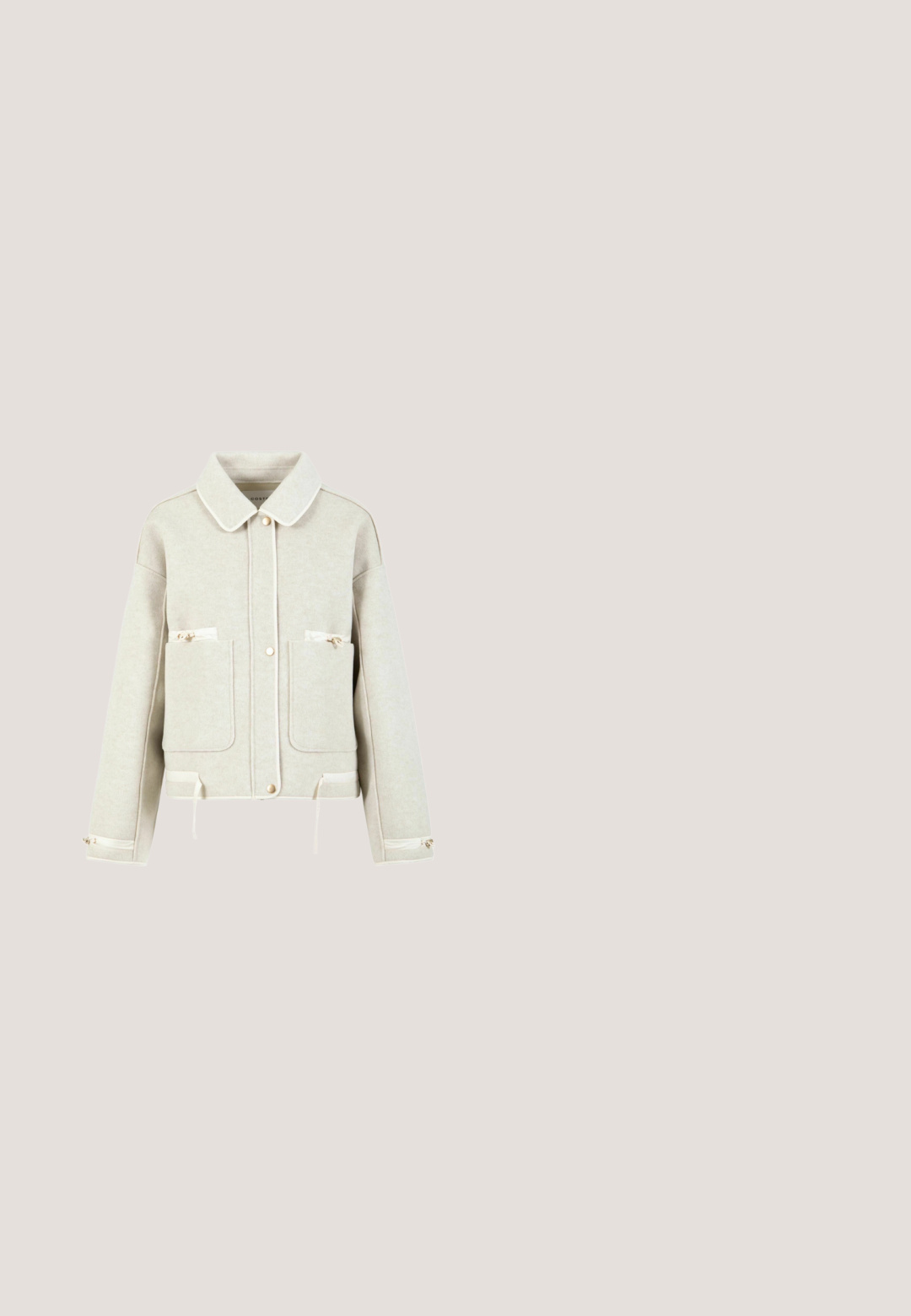 Beige wollen jas met brede kraag, twee grote voorzakken, drukknopen en verstelbare trekkoorden aan zoom en manchetten.; Grijze gebreide cardigan met een ronde halslijn, knoopsluiting en lange mouwen. Beschikt over een zachte, gestructureerde stof en een relaxte pasvorm.; Grijs geribbeld T-shirt met korte mouwen en een ronde hals. De stof is zacht en iets rekbaar. Het label zegt "ICHI."; Grijze sweatpants van zachte stof, voorzien van een trekkoord in de taille, rechte pijpen en subtiele stikseldetails.; Scalpers DACH SNEAKERS - Sneakers laag - camel; Crème leren handtas met een gestructureerde afwerking, een gebogen bovenste handvat en een verstelbare schouderriem. Voorzien van een ritsluiting en een logo-accent.