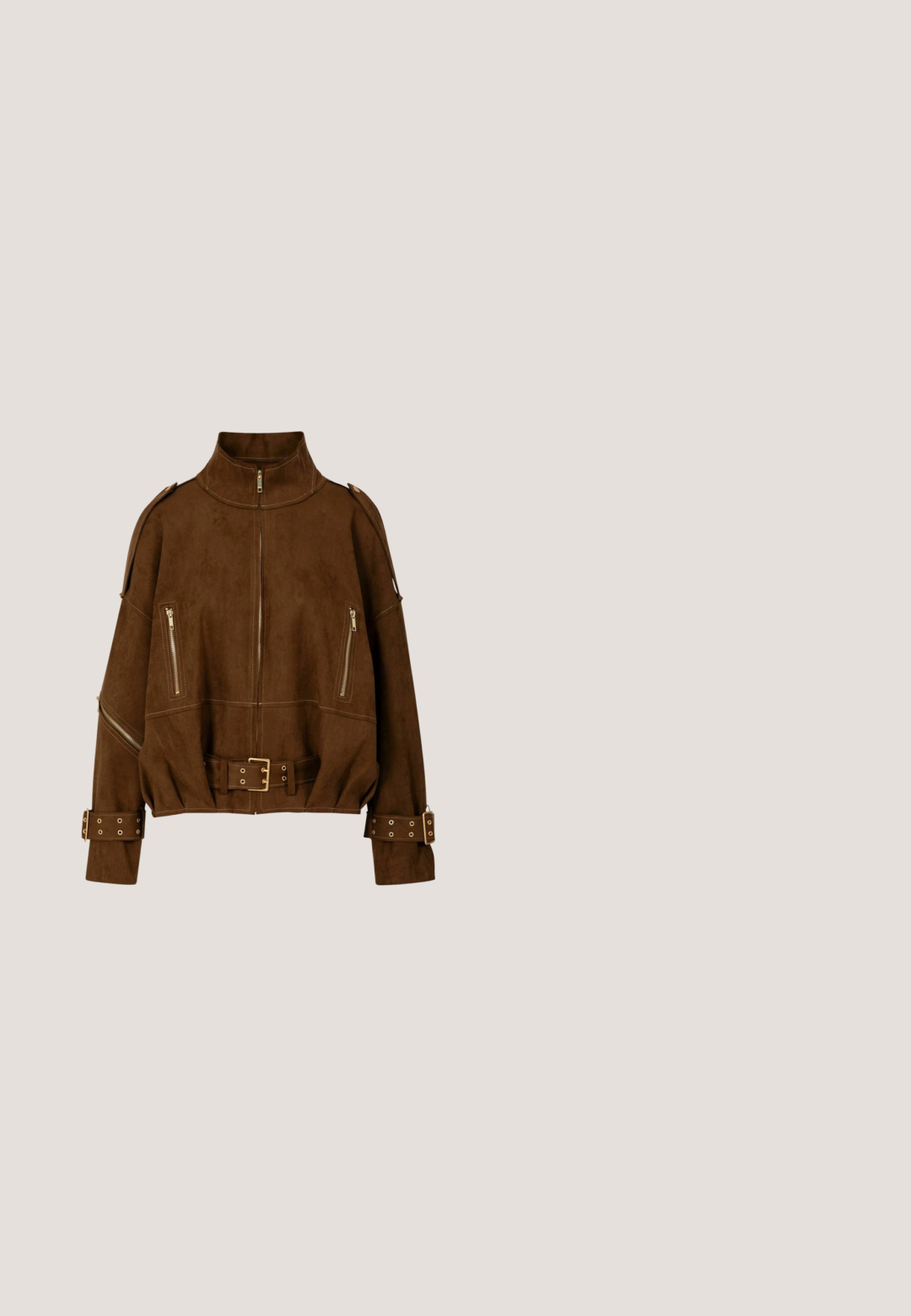 Bruine suède jas met een hoge kraag, voorvakken met rits, brede mouwen en een tailleband met gouden sierelementen.; Zwart mouwloos topje met ronde hals in kleine maat, met effen stof en label bedrukt aan de binnenkant van de halslijn.; Zwarte shorts met hoge taille, voorplooien en een aansluitende tailleband, weergegeven op een witte achtergrond.; Zwarte leren laarzen tot de knie met een verslonden ontwerp, puntige neus en een chunky hak, voorzien van een zachte textuur en minimale stiksels.; Vierkante zonnebril met schildpaddenmotief, donkere glazen en gouden logodetails op de pootjes.; Delicaat armbandje van onregelmatige witte parels met een ronde gouden sluiting en een klein gouden kraaltje op een witte achtergrond.