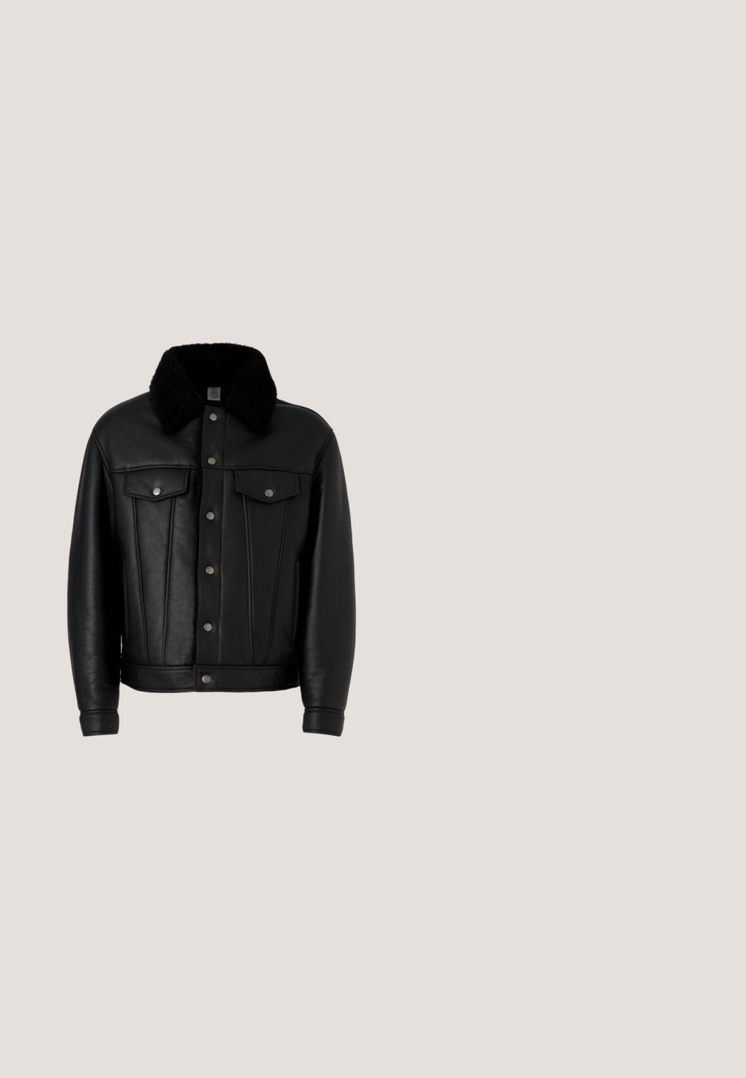 Veste en cuir noir avec un col en fourrure noire, boutons-pression sur le devant et deux poches sur la poitrine. Présente des détails de couture verticaux.; Sweat-shirt Diesel noir à manches longues avec grand texte gris « Academia Incantoria DIESEL » sur la poitrine et design subtil sur la manche gauche.; Jean en denim noir avec une coupe droite, des détails déchirés au niveau des genoux, un style à cinq poches et une finition légèrement délavée.; Botte à lacets en cuir noir texturé, avec une semelle épaisse et une languette à l'arrière, vue de côté.; Sac crossbody en cuir noir avec motif de logo en relief, forme rectangulaire, quincaillerie en ton argenté, bandoulière ajustable et fermeture zippée.; Ceinture en cuir noir avec une boucle rectangulaire argentée portant le texte gravé "Diesel Industry Denim Division" sur un fond clair à rayures.