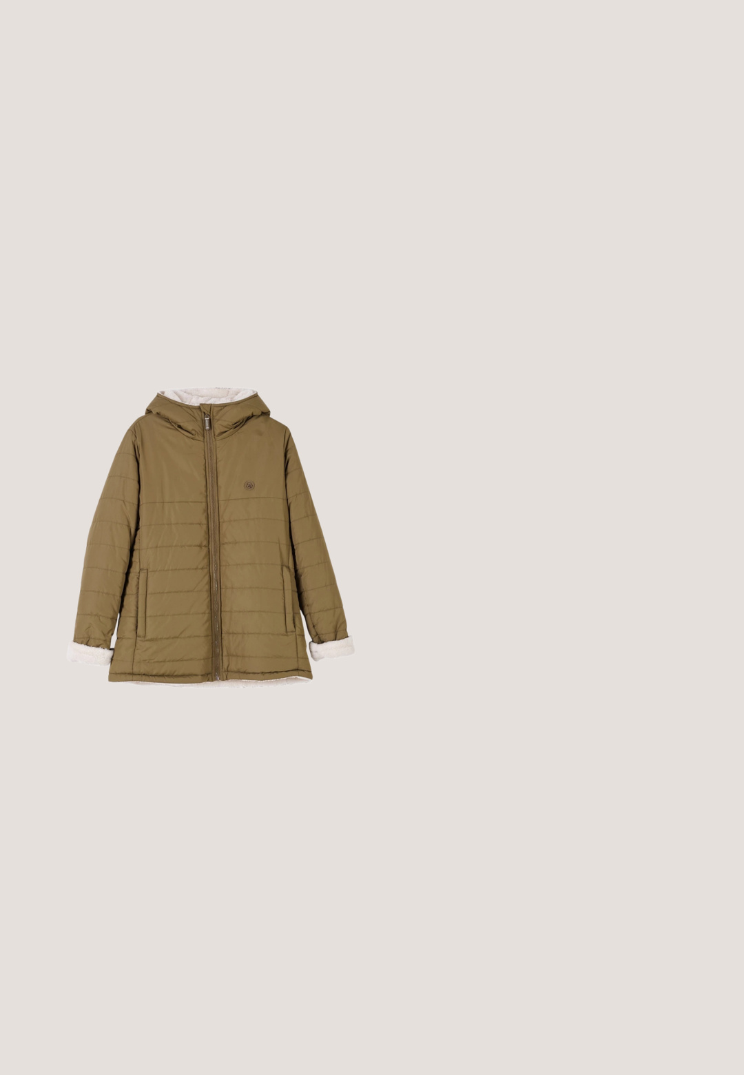 Camomilla Italia PATRIK - Winterjacke - green; Senfgelbes, langärmliges Rollkragenoberteil aus weichem Stoff mit entspannter Passform, klappbarem Kragen und ohne sichtbare Muster oder Akzente.; Weite Hosen aus olivgrünem Stoff mit glatter Textur und ohne sichtbare Verschlüsse. Entworfen für eine lockere Passform mit klaren Linien.; Beige Knöchelboots aus Wildleder mit einem Kragen aus Kunstfell, Schnürdesign, goldenen Akzenten und einem robusten Sohlenprofil mit strukturierten Details.; Beige Umhängetasche aus glattem Material, mit einer vorderen Reißverschlusstasche und einem verstellbaren Tragegurt. Schlichtes Design mit rechteckiger Form.; Goldene Halskette mit einem rechteckigen grünen Edelstein-Anhänger, glatter Oberfläche und verstellbarer Länge mit einem Verschluss auf der Rückseite.