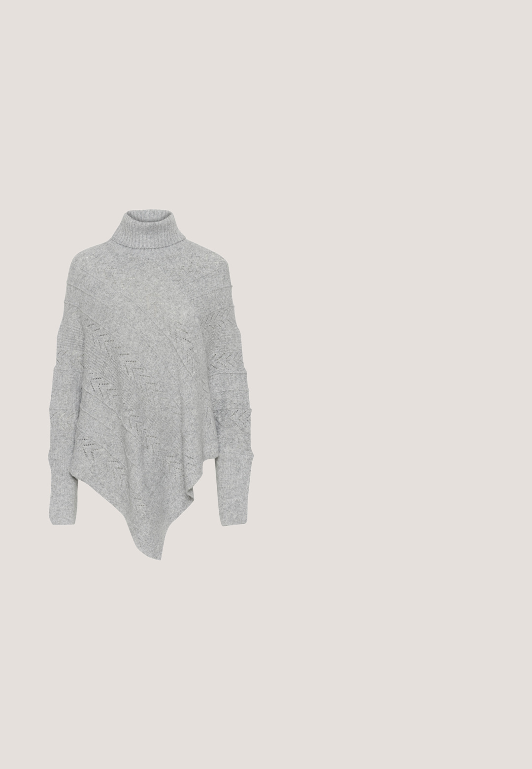 Lichtgrijze gebreide coltrui met een hoge kraag, asymmetrische zoom en gestructureerde diagonale patronen op de stof.; Olijfgroene v-hals t-shirt met korte mouwen, gemaakt van zachte stof, met een relaxte pasvorm en een schone zoom voor een minimalistisch ontwerp.; Lichtblauwe chino's met een rechte pijp, gemaakt van katoen, en een geweven roze riem met een metalen gesp. Voorzien van platte voorzakken.; Zwarte sportieve sneakers met een bovenwerk van textuurleder, zilveren accenten, een ronde neus, een gedempte zool en een gedetailleerd patroon op de hiel.; Witte leren schoudertas met een nonchalante vorm, twee lange hengsels en een klein gouden "JENNY" logo in het midden aan de voorkant.; Zilveren armband met ingewikkelde, getextureerde schakels en kleine bolvormige accenten. Gecombineerd met bijpassende zilveren oorbellen met decoratieve ontwerpen.