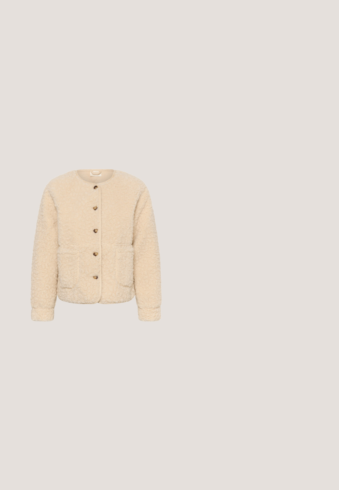 Veste beige à manches longues et duveteuse avec col rond, cinq boutons sur le devant et deux poches plaquées.; Cardigan court beige, en mélange de coton, encolure en V, fermeture à boutons à l'avant avec six boutons, bords côtelés aux poignets et à l'ourlet, texture douce.; Débardeur blanc sans manches avec un décolleté carré, texture lisse et design ajusté. Fabriqué en tissu léger.; Pantalon en lin beige et blanc à rayures verticales, avec une ceinture élastique et un cordon de serrage à l'avant, coupe droite.; Baskets basses en daim beige avec bandes latérales blanches, lacets blancs, semelle gomme et accent en cuir marron au talon, présentées sur fond blanc.; Sac à main imprimé léopard avec une forme arrondie, un tissu souple et une sangle unique réglable. Dispose d'une fermeture éclair, avec des accents contrastés.