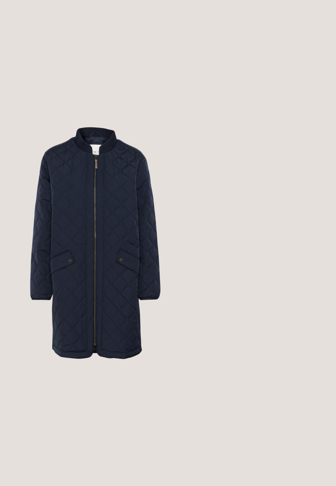 Marineblå lang quiltet jakke med lynlås foran, ribkrave og lommelåg med trykknapper på begge sider.; Stripet cardigan i beige og navy, med rund hals, knaplukning fortil, ribbede manchetter og kant. Blødt strikket materiale med horisontale striber.; Lysegrå kortærmet ribbet T-shirt med rund hals og lille sort "Pepe Jeans"-logo på venstre bryst.; Mørkeblå denimjeans med slim fit. Har en frontknaplukning, bæltestropper og det traditionelle fem-lomme design.; JOOP! TORI - Mokkasiner - brown; Brun tote taske lavet af glat syntetisk materiale, med to lange håndtag og et blåt label med et logo. Enkel rektangulær design.