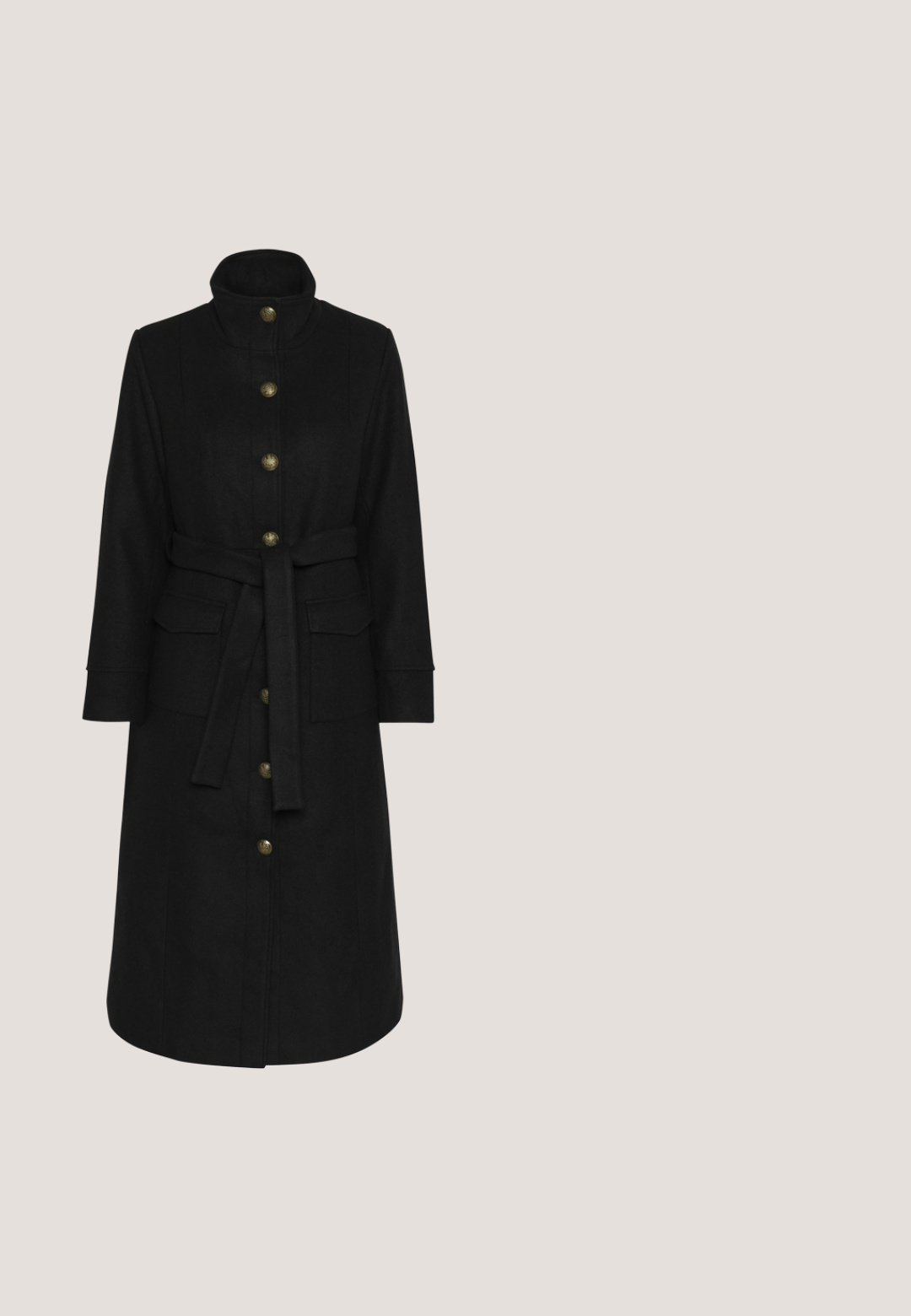 Manteau noir avec un col haut, des boutons dorés et une taille ceinturée. Dispose de deux poches avant et d'une coupe droite.; Cardigan noir en tricot avec des manches trois quarts, ouverture sur le devant et une bordure claire sur les bords. Tissu texturé et coupe décontractée.; T-shirt à rayures noires et blanches à manches longues avec un col rond et une texture côtelée. Design simple et ajusté avec un ourlet droit.; Pantalons noirs ajustés avec une coupe droite, deux boutons à l'avant et une texture de tissu lisse. Style minimaliste avec des lignes épurées.; Bottes noires à la cheville en matériau semblable au cuir, avec des lacets, une fermeture éclair sur le côté et des détails texturés sur l'empeigne et la semelle. Talon bas.; RYŁKO Sac bandoulière - black