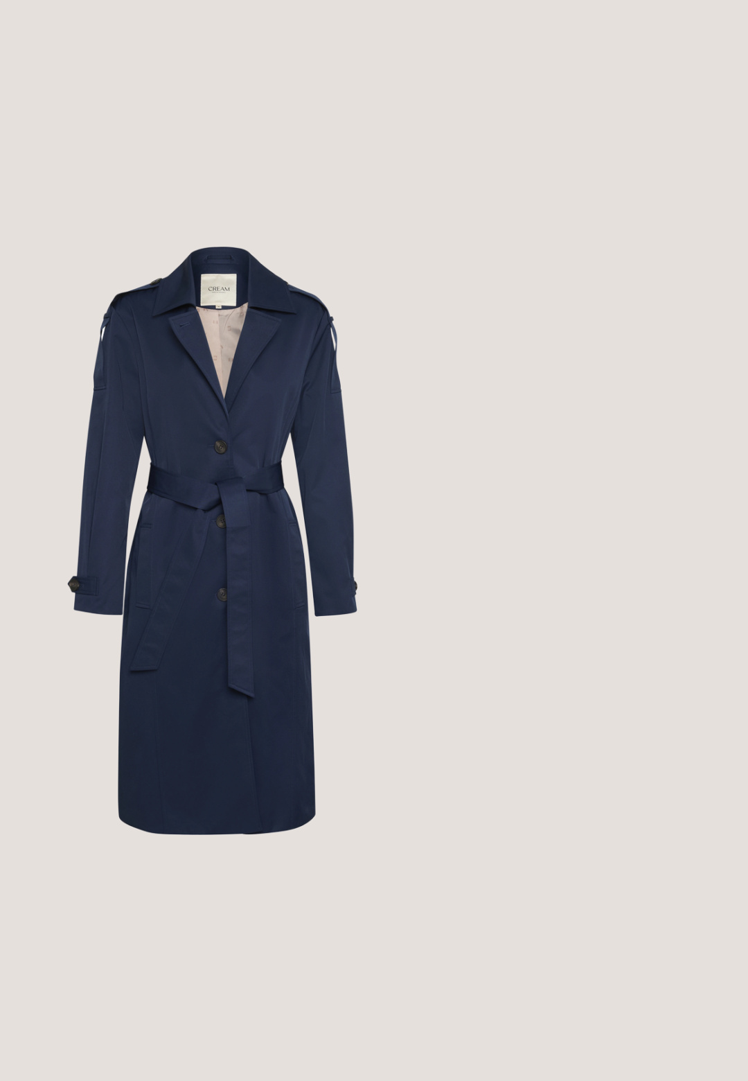 Manteau trench bleu marine en tissu léger, doté d'épaulettes, d'une ceinture à nouer et de grands boutons sur le devant. Texture lisse, longueur genoux.; Robe longue bleu marine en tissu lisse, dotée de manches courtes flottantes, d'un corsage ajusté et d'une jupe fluide, avec un col rond.; Ballerine en daim bleu marine avec un bout pointu, un design minimaliste, un petit talon carré et un détail en doré sur la sangle.; Lunettes de soleil œil de chat noires avec des verres dégradés foncés et des accents dorés sur les branches, affichant la marque "RALPH".; LANCASTER SUAVE EVEN - Sac bandoulière - bleu foncé; Boucles d'oreilles créoles en or et argent avec des formes circulaires entrelacées, présentant une texture polie et un design à fermeture à charnière.