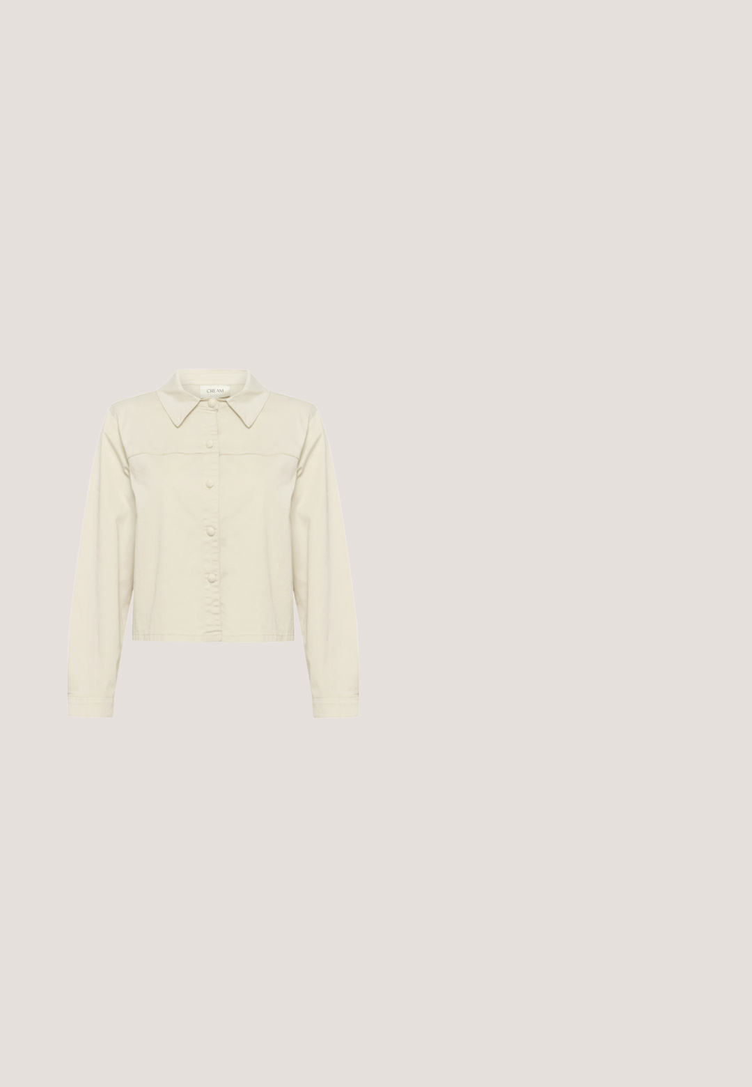 Beige cropped knapjakke med spidse krave, lange ærmer, frontstykke og glat, blød stoftekstur.; Marineblå strikket ærmeløs sweater med V-hals, der har et struktureret kabel- og diamantmønster. Fint ribbede kanter.; Mørkeblå skræddersyede shorts lavet af letvægtsstof, med to frontfolder og to sorte knapper i taljen.; Beige og hvid sneaker med chunky sål, blå mønstrede stofpaneler, hvide meshdetaljer og beige snørebånd, set fra siden.; Lille rektangulær denim crossbody-taske med brune kanter, guldfarvet hardware og "LIU·JO MILANO" logo på fronten.; Guldhalskæde med vekslende små og store hjerteformede led og med claspe-lukning.