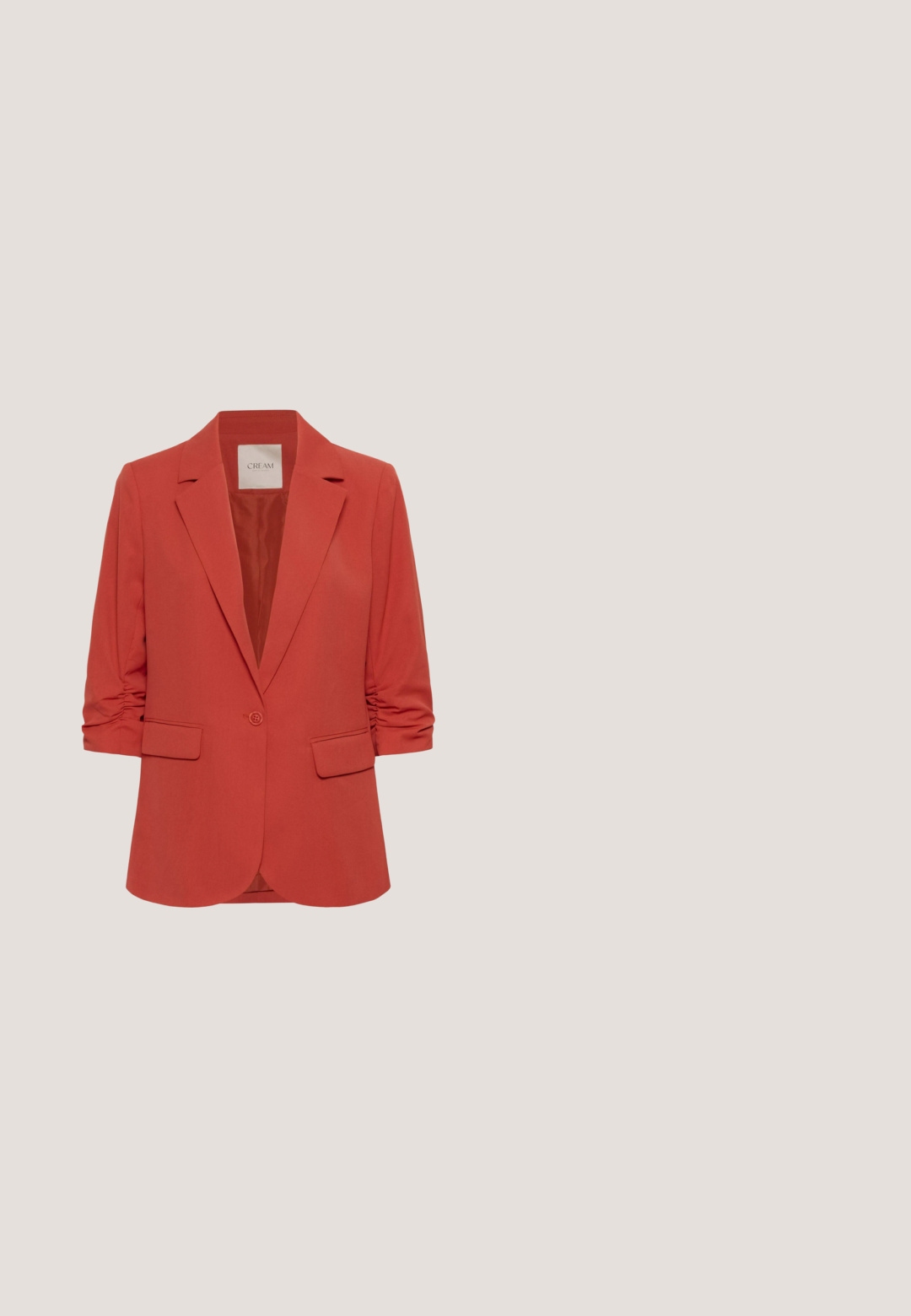 Blazer corail à coupe décontractée avec manches longues, fermeture par bouton et deux poches avant. Le tissu a une texture lisse avec un brillant subtil.; T-shirt tricot à manches courtes rayé en orange et blanc ; col rond ; texture douce ; coupe droite ; finition avec un ourlet côtelé blanc uni.; Shorts décontractés rouges à taille élastique, coupe droite et longueur mi-cuisse, fabriqués en tissu doux et lisse.; Baskets blanches avec un logo doré, accent au talon rouge, détails en suède gris et en tissu texturé. Présentent une semelle épaisse et un laçage traditionnel.; Sac à main en cuir rouge avec une forme incurvée, une bandoulière réglable et un rabat avec un accent métallique. Texture lisse, design minimaliste.; Boucles d'oreilles créoles épaisses avec émail orange, accents floraux et papillon dorés, et petits détails en cristal.