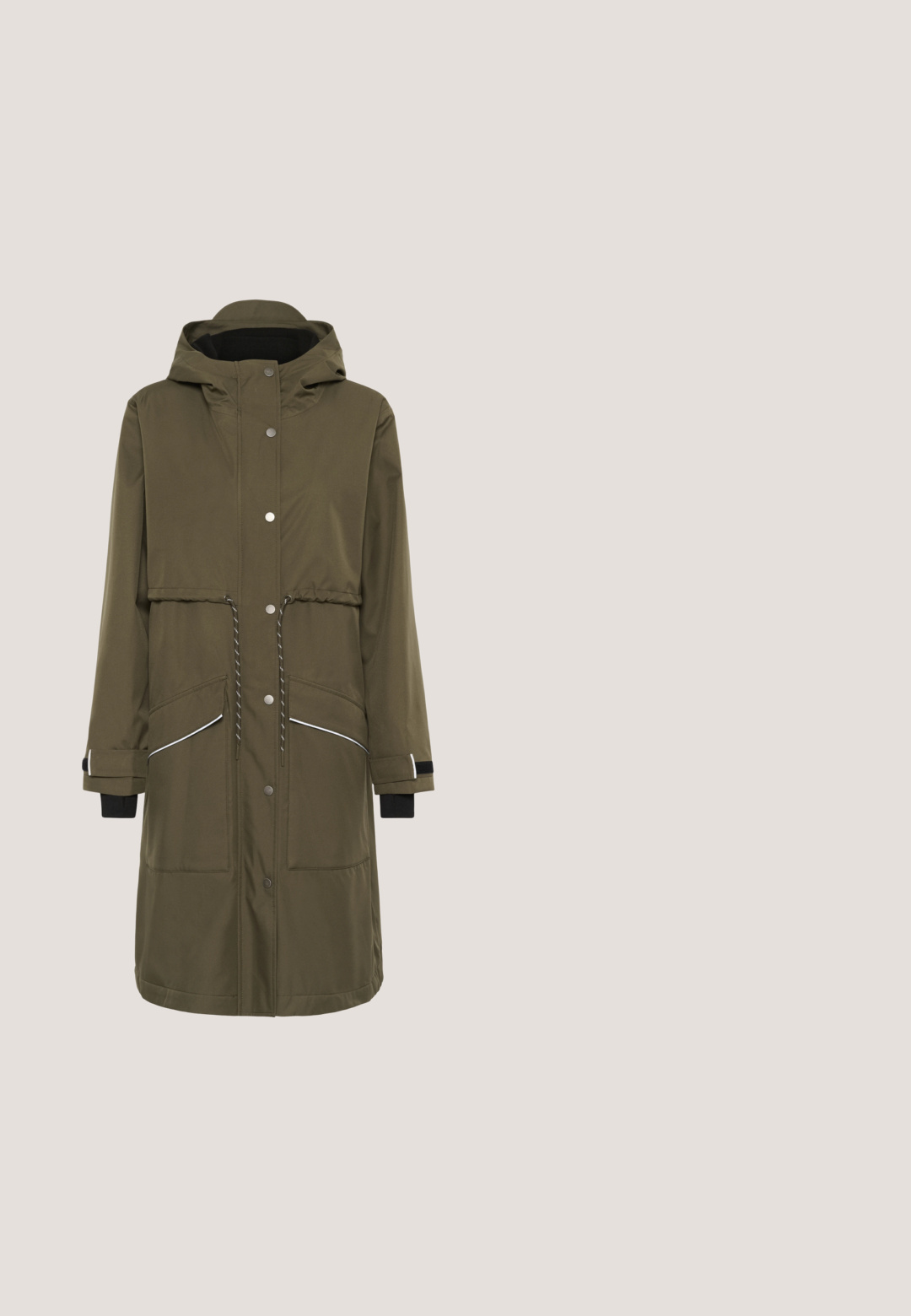 Olijfgroene lange jas met een capuchon, trekkoord in de taille, ritszakken en drukknoopsluitingen. Voorzien van donkere manchetten en witte accentrand.; Beige t-shirt met korte mouwen, gemaakt van zachte stof, met een ronde halslijn en een ontspannen pasvorm met verlaagde schouders. Eenvoudig ontwerp, zonder patronen.; Beige rechte broek met knoop en rits aan de voorkant, riemlussen, en zakken aan de voor- en achterkant, voorkant zichtbaar.; ESTRO Z NATURALNEGO ESTRO - Mocassins - beige; Beige leren schoudertas met textuur, verstelbare band en flapsluiting, voorzien van klein goudkleurig merkembleem in het midden aan de voorkant.; Zilveren kralenarmband met een centraal gepolijste hartbedel en een veersluiting met een verstelbare ketting voor maatvoering.