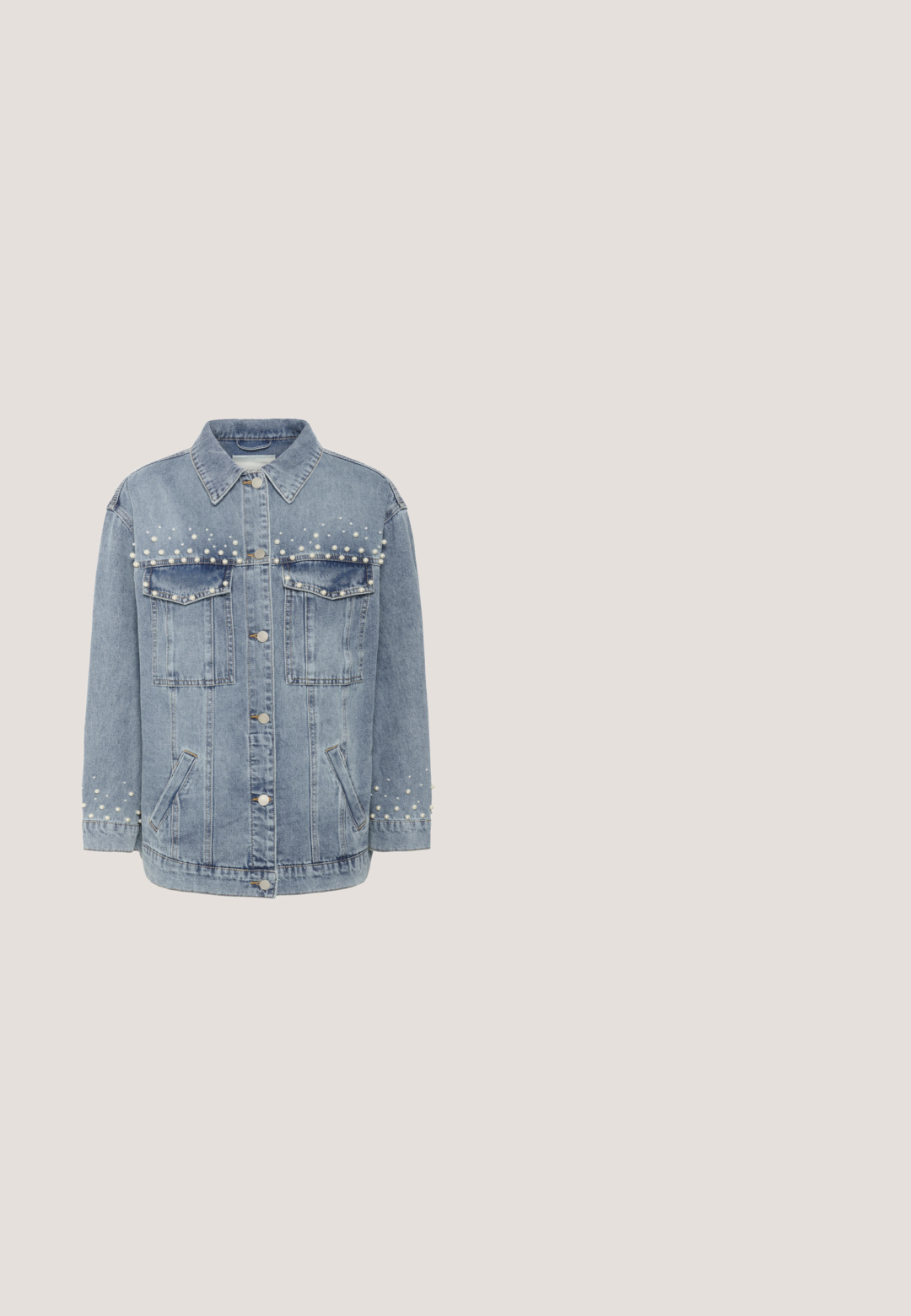 Lichtblauwe spijkerjas met parelversieringen, knoopsluiting, twee borstzakken en zijzakken; zichtbare stikdetails.; Lichtblauwe button-up jurk met lange mouwen, kanten afwerking en bloemenborduursel op de mouwen. Bevat franjes bij de halslijn.; Denim cowboylaars, lichtblauw, puntige neus, uitsparingen met driehoekige vormen, lage gestapelde hak, gestructureerde afwerking.; Guess Zonnebril - gold; Rechthoekige witte handtas met lichtblauwe bloemembroidery, franjes en twee verstelbare witte banden.; Blauwe ketting met kralen en onregelmatige clusters van turquoise stenen, voorzien van een verstelbare gouden ketting met sluiting.