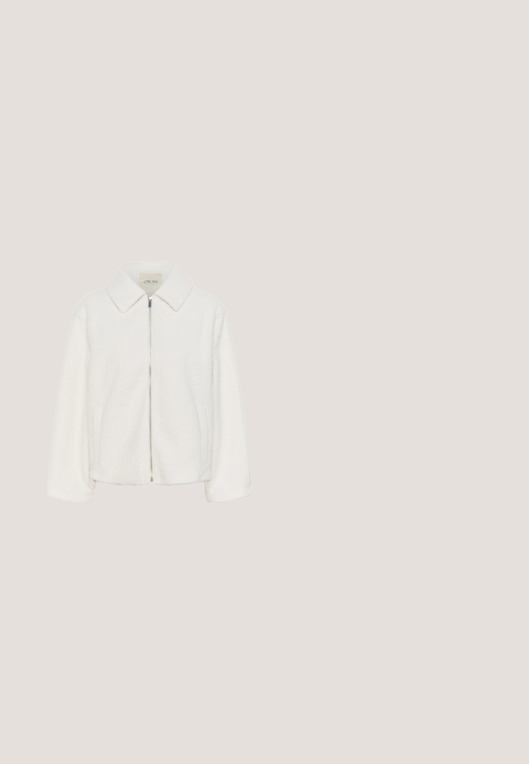 Witte ritsjack met een gestructureerde stof, voorzien van een kraag, lange mouwen en zijzakken, ontworpen met een iets verkorte pasvorm.; Crèmekleurige, gebreide trui met een ronde halslijn, verlaagde schouders en een zachte, gestructureerde afwerking. Eenvoudig ontwerp, zonder patronen of accenten.; Lichtroze sweatpants met een elastische taille met trekkoord, wijd uitlopende pijpen en een zachte textuur, met subtiele branding aan de voorkant.; Beige leren enkelboot met een pointed toe en een conische hak. Gladde textuur met minimale stiknaden en een slanke silhouet.; Crèmekleurige leren schoudertas met een gebogen bodem en een enkele dunne band, getoond tegen een witte achtergrond.; Gouden sieradenset met een delicate kettinghalsketting met een ronde hanger waarin een parel is verwerkt, en bijpassende parelstud oorbellen.