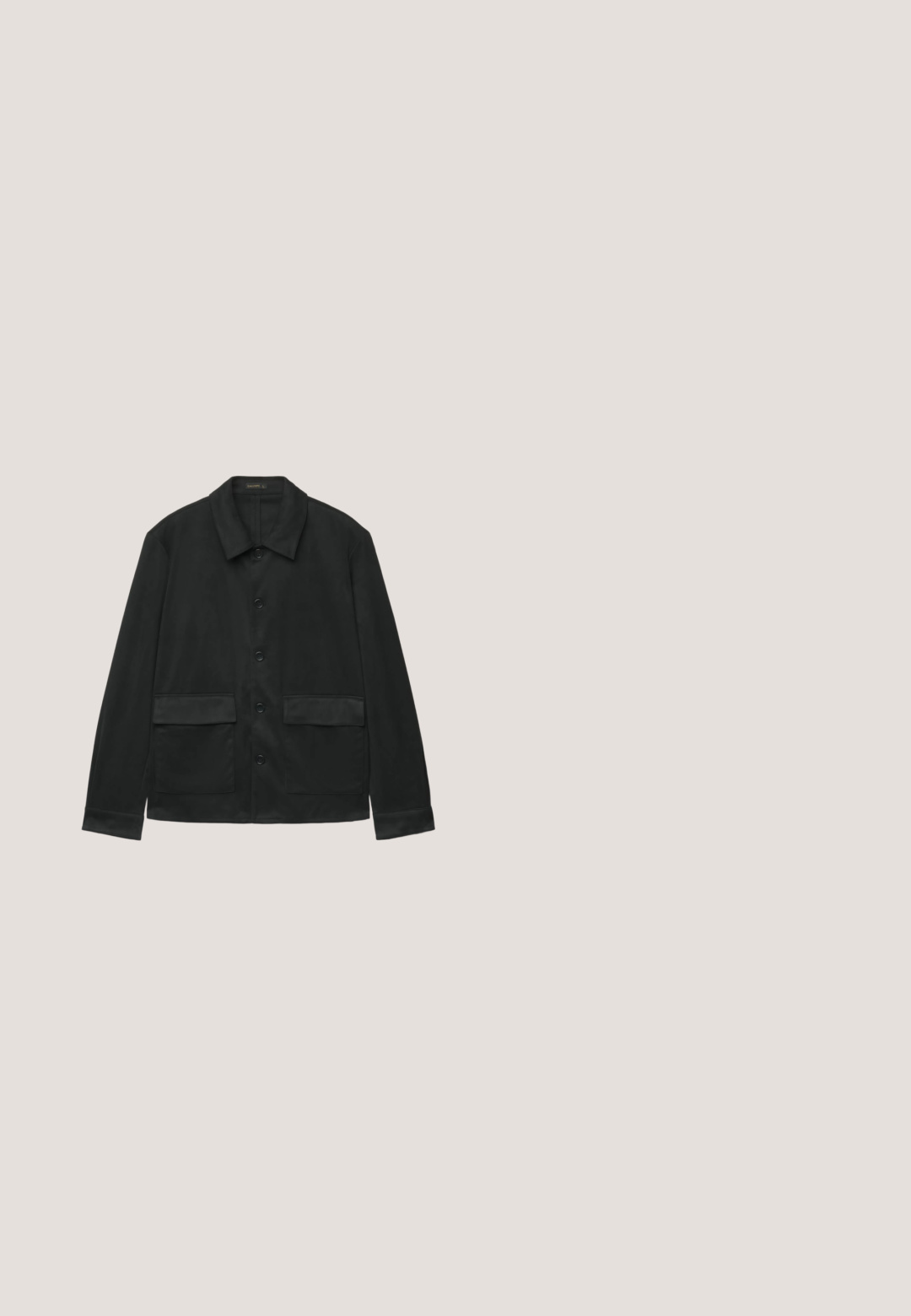 Schwarze Knopfleiste Jacke mit zwei großen Vorderklapptaschen und einem spitzen Kragen, dargestellt auf weißem Hintergrund.; Schwarzer V-Ausschnitt-Pullover mit langen Ärmeln, geripptem Hals- und Ärmelbündchen, weichem Stoff, taillierter Passform, ohne Muster oder Verzierungen.; Schwarzes Langarmhemd mit Kragen, Vorderknöpfen und klassischem Schnitt, dargestellt auf weißem Hintergrund.; Beige gerade geschnittene Hosen mit Gürtelschlaufen, vorderen Falten, knöpfbarem Bund und Reißverschluss, dargestellt auf einem einfarbigen hellen Hintergrund.; Schwarzer Herrenschuh aus Leder mit Quasten, niedrigem Absatz und strukturierter Oberfläche, seitlich vor weißem Hintergrund dargestellt.; Schwarzer Ledergürtel mit silberner Metallschnalle und Gürtelschlaufe, flach auf weißem Hintergrund gezeigt.