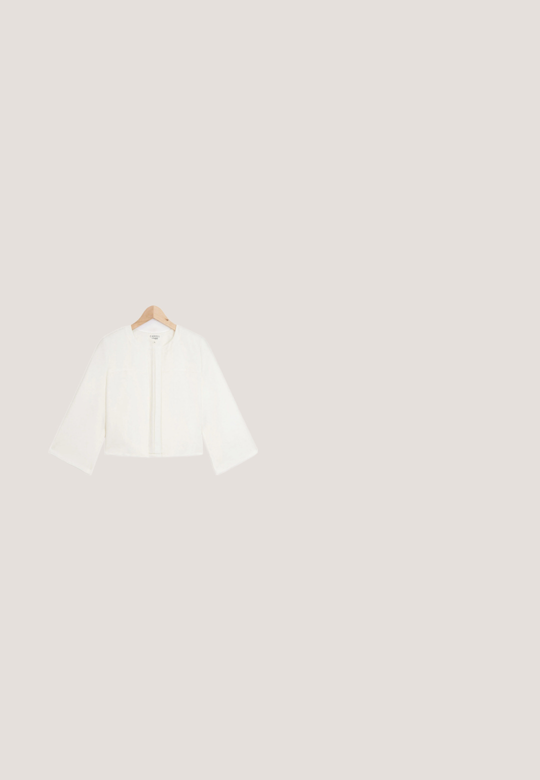 Veste blanche raccourcie avec des manches trois-quarts, dotée d'un col rond et d'une ouverture sur le devant sans boutons. Tissu lisse et léger.; Combinaison sans manches à jambes larges en violet profond avec taille élastique froncée, vue de dos sur fond blanc uni.; Sandale à talon haut métallisée dorée avec une fine lanière autour de la cheville, ouverte à l'avant et avec des lanières croisées élancées. Fini brillant avec une semelle noire.; CHLOÉ Lunettes de soleil - brown/gold-coloured/violet; Pochette rectangulaire de couleur dorée avec bandoulière chaîne et logo discret de la marque sur le devant, présentée sur un fond blanc.; Bracelet en perles composé de perles blanches de formes irrégulières et d'une délicate chaîne en or avec un fermoir ajustable et une petite étiquette.