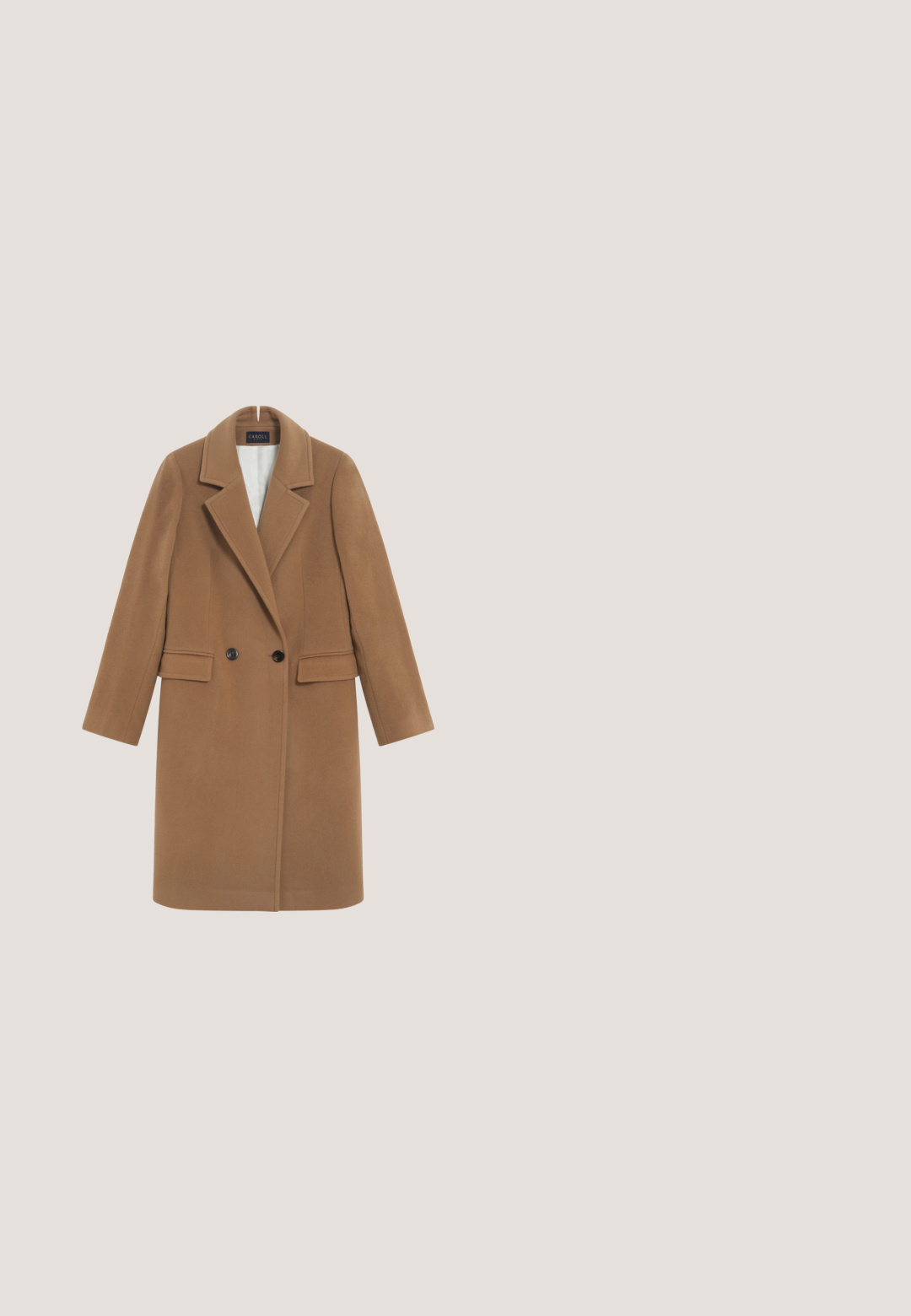 Bruine wollen jas met een dubbelgeknoopt ontwerp, geklede revers, twee voorzakken en zwarte knopen, met een gladde textuur.; Donkerblauwe shirtjurk met een kraag, lange mouwen, knoopsluiting aan de voorkant en een geplooide rok. Gemaakt van een zachte stof met een gestructureerd ontwerp.; Kniehoge beige suède laarzen met een taps toelopende neus en een blokhak, met een gladde textuur en een minimalistisch ontwerp.; Schildpad rechthoekige zonnebril met bruine lenzen. Gouden accenten op de pijlen, met een cirkelvormig merkembleem.; Bruine suède handtas met afgeronde handvatten, gouden C-logo en een klein aangehecht label op een witte achtergrond.; Goudkleurige, gestructureerde oorringen in een organische vorm met een subtiele glans en een veilige post-achter sluiting.