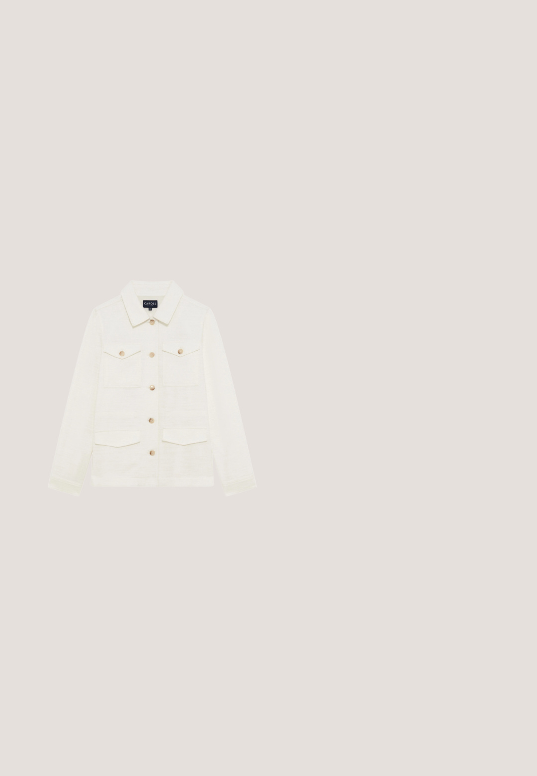 Veste en lin blanc avec un col, fermeture à boutons sur le devant, deux poches sur la poitrine et des manches longues, ornée de boutons en bois clairs.; Chemise à manches courtes avec un motif rayé noir et blanc, dotée d'un col et d'une coupe décontractée. Texture de tissu lisse.; Pantalon blanc à jambes larges avec taille élastique et poches latérales, en tissu léger.; Ballerine en crochet noire avec un bout pointu, présentant un design en mailles ouvertes et une semelle plate.; Sac à épaule en cuir tissé noir avec une anse tressée simple et une forme triangulaire souple et décontractée sur fond blanc.; Bracelet en or avec des segments incurvés en forme de spirale liés entre eux et un fermoir rond sur fond blanc.