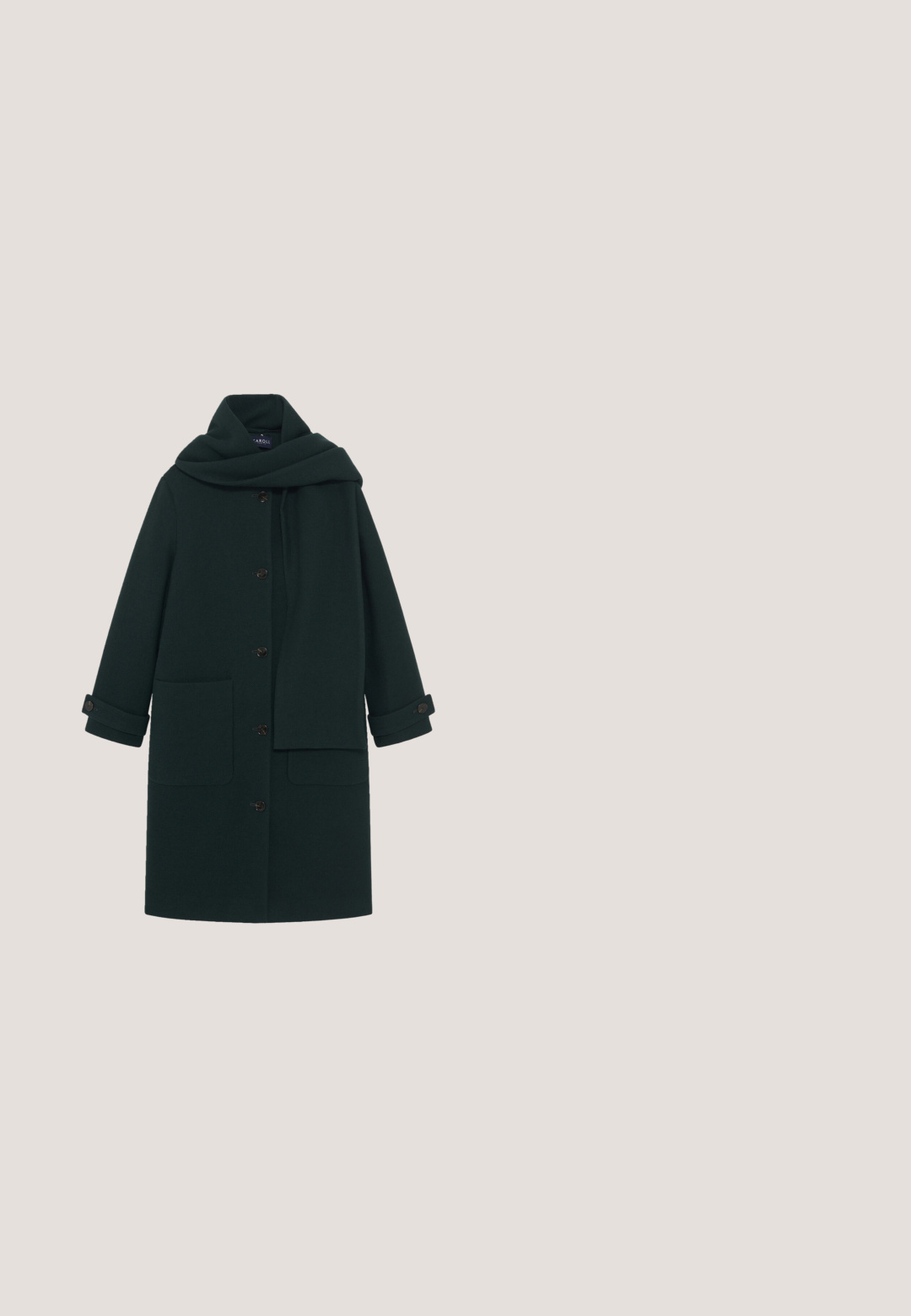 Manteau en laine vert foncé avec un col haut, des manches longues, une fermeture à bouton, deux poches avant et une écharpe châle assortie.; Robe à manches longues et col haut avec un ourlet évasé, présentant une base noire et un motif floral abstrait bleu sarcelle clair.; Chaussure à talon haut vert avec un bout pointu, une finition brillante, et un ornement décoratif en or et perles à l'avant.; Lunettes de soleil vert foncé avec une forme audacieuse en œil de chat. Matériel doré avec des accents décoratifs et une finition texturée sur les branches.; Sac à main rectangulaire en cuir vert foncé avec une anse chaîne dorée et un petit fermoir doré sur le rabat avant.; Bracelet doré avec des pierres gemmes vertes et blanches disposées en motifs floraux, sécurisé par un fermoir, exposé sur un fond blanc.