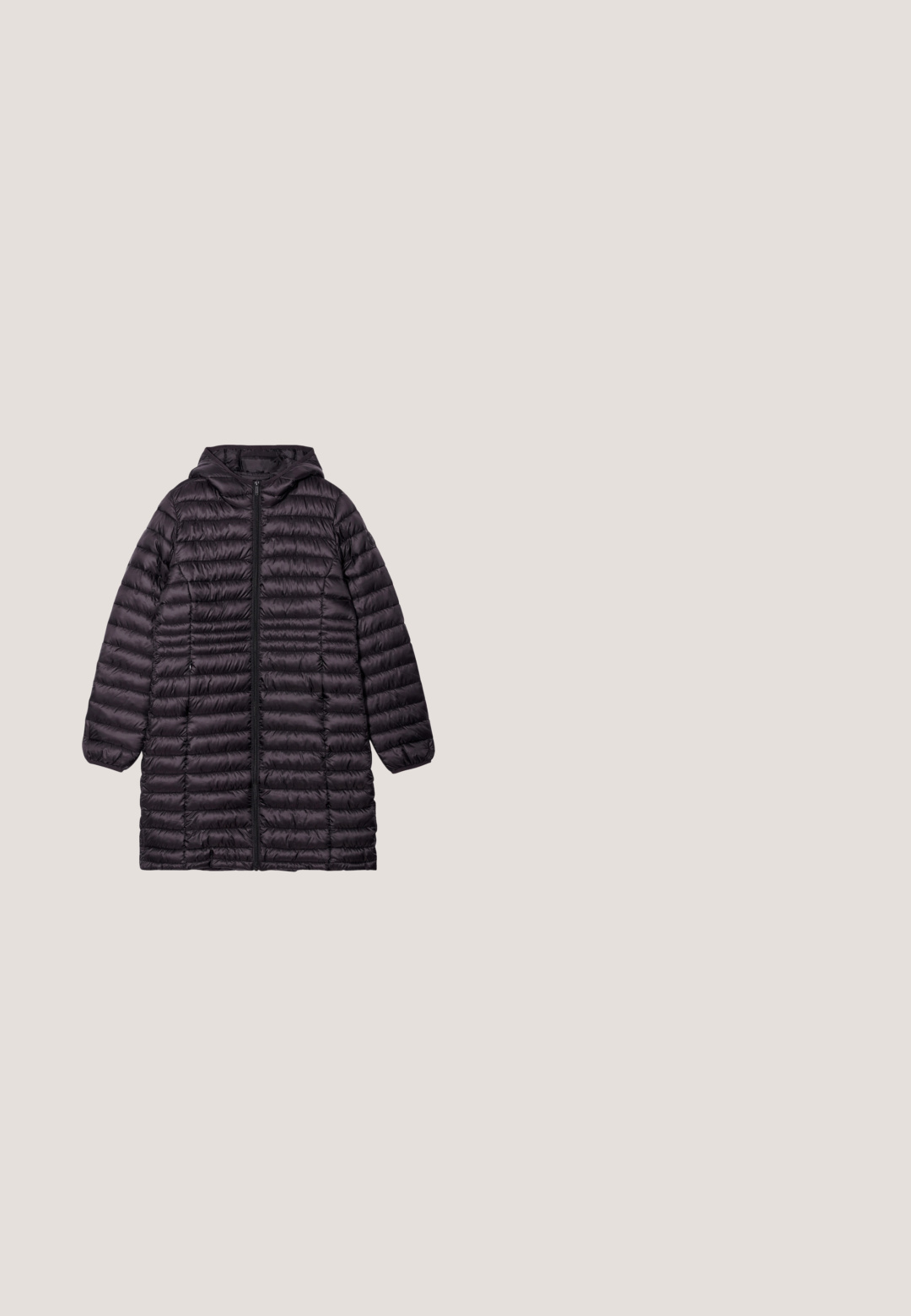 Creeks Abrigo de invierno - noir; Camiseta blanca de manga corta hecha de algodón, con detalles metálicos dispersos y un pequeño logo que dice "Pepe Jeans London" en la parte frontal.; Pantalones de mezclilla de pierna ancha y cintura alta en marrón claro, con una sutil textura, diseño de cinco bolsillos y costuras visibles.; Zapatillas negras de cuero con textura suave, punta redondeada, suela de goma blanca y tachuelas decorativas de plata a lo largo del lateral. Logotipo en el lado exterior.; Bolso de cuero rojo con forma redondeada, dos asas cortas y detalles en dorado. Presenta el nombre de la marca "Valentino" en dorado en la parte frontal.; Pendientes de botón en forma de mariposa plateada adornados con pequeños cristales transparentes sobre un fondo blanco liso.