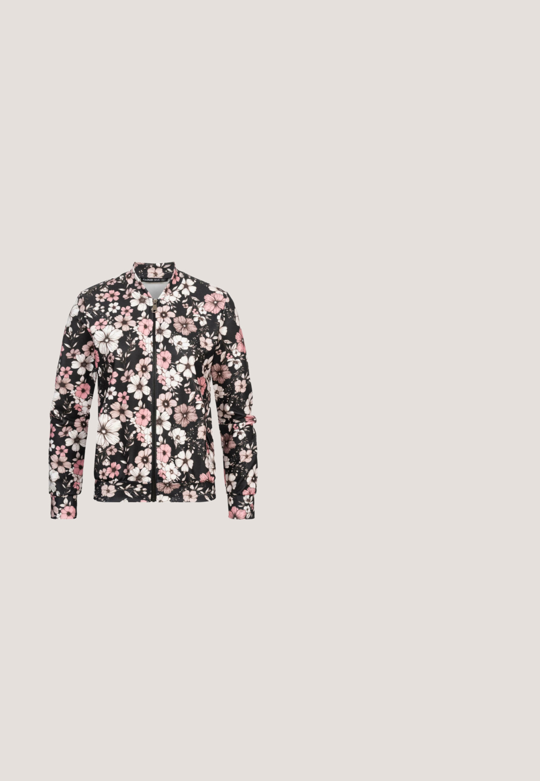 Schwarze Bomberjacke mit floralem Muster, die pinke und weiße Blumen zeigt, mit Reißverschluss, gerippten Bündchen und einer weichen Stofftextur.; Ärmelloses pink-weißes Top mit Tiermuster, rundem Ausschnitt und „OH APRIL“-Etikett am Kragen.; Schwarze Stoffhose mit weißem und roten Blumenmuster, elastischem Bund mit Kordelzug und gerafften Bündchen. Leichtes Material.; Weiße Sneaker mit pinken Schnürsenkeln und Akzenten. Glattes Leder, runde Zehenpartie mit strukturiertem Design und flacher Gummisohle.; Weiche, rechteckige Stofftasche mit pastellrosa, grünem und gelbem Batikmuster und vorne mit "THE TOTE BAG MARC JACOBS" geprägt.; Korallenrosa Armband mit unregelmäßigen Perlen, vier glatten goldenen Ringen und einem strukturierten goldenen Seestern-Anhänger in der Mitte.