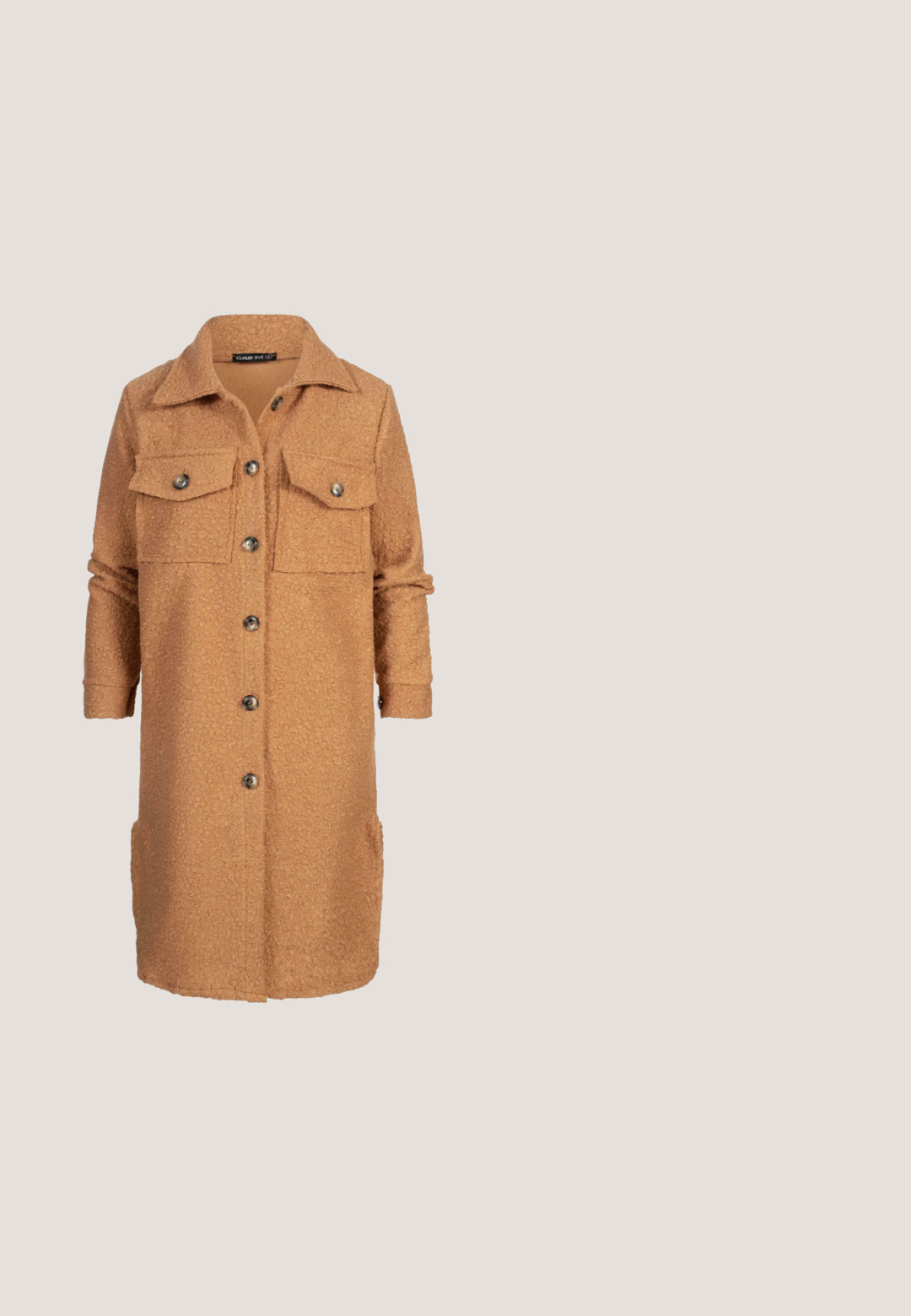 Manteau texturé couleur camel avec un devant à boutons, deux poches poitrine et des manches longues. Le tissu a une apparence douce et duveteuse.; Blouse noire avec un col montant à volants, des manches longues et un détail plissé sur le devant. Fabriquée en tissu léger et texturé.; Pantalons en velours côtelé marron à coupe slim, avec une fermeture à boutons à l'avant et cinq poches. Texture douce avec un motif côtelé vertical.; Chaussure à talon haut à motif peau de serpent beige et brun foncé, avec un bout pointu et un talon aiguille fin, vue de profil sur fond blanc.; Sac à bandoulière en cuir marron avec une forme incurvée, une bandoulière réglable et des pompons en cuir décoratifs de chaque côté.; Pince à cheveux en plastique marron comportant trois sections en forme de fleur, chacune avec un centre circulaire, sur un fond clair et uni.