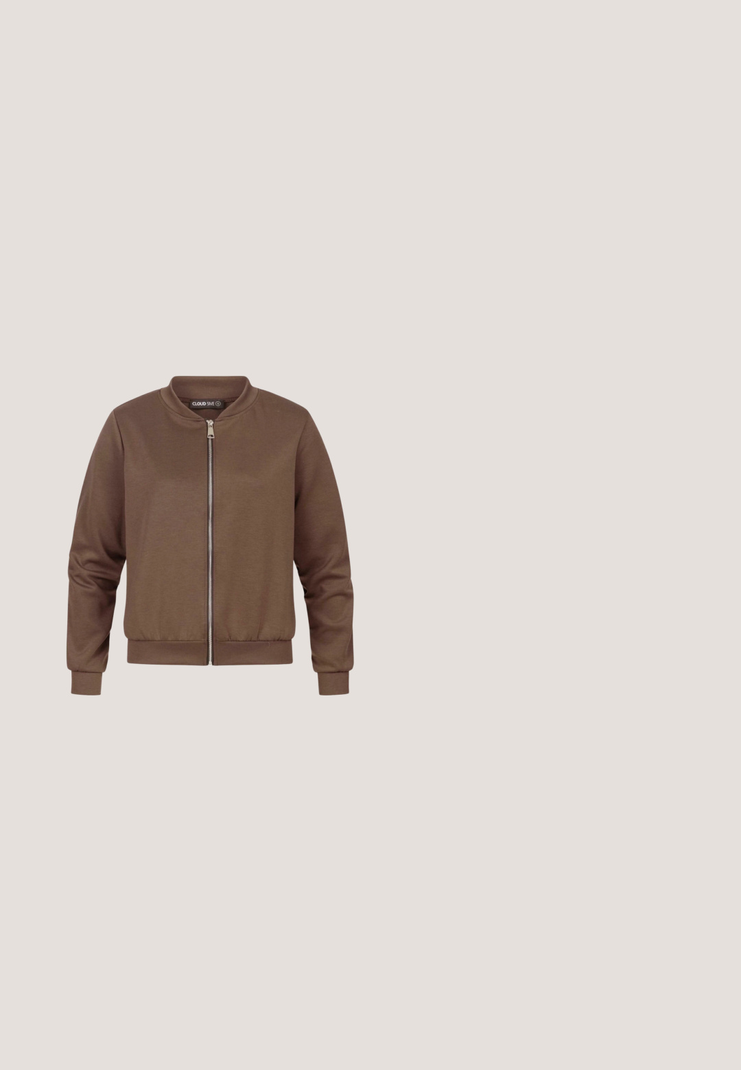Bruine bomberjack met een ronde hals, ritssluiting aan de voorkant en ribgebreide manchetten. Glad, textuurstof met elastische tailleband.; Zwarte long-sleeve crewneck top met losse pasvorm, wijde mouwen en een trekkoordzoom in de taille, getoond op een witte achtergrond.; Bruine broek met wijde pijpen, elastische tailleband, trekkoord, zijzakken en elastische boorden aan de enkels.; Platform sneakers met een bruin en crèmekleurig camouflagepatroon, contrasterende tan zolen en witte veters. De bovenkant heeft gemengde materialen en texturen.; Bruine leren handtas met een gladde textuur, ronde vorm en een enkele lange handgreep. Heeft een gouden sluiting en minimale branding.; Gouden ketting met een luiaardvormige hanger versierd met kleine diamanten, ondersteboven hangend aan een fijne ketting tegen een witte achtergrond.