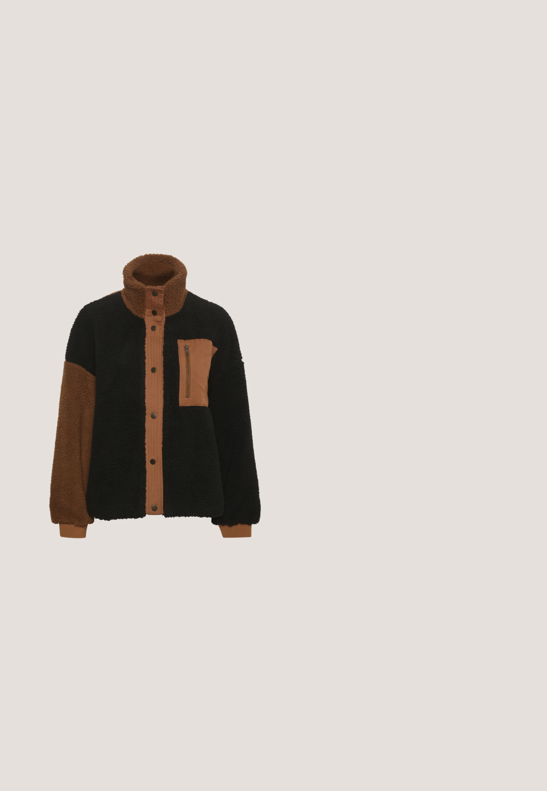 Veste en polaire noire et marron avec un col haut, un devant à boutons-pression et une poche poitrine zippée. Tissu texturé et teintes contrastées.; T-shirt vert olive à manches courtes en coton doux. Présente un col rond et un logo subtil brodé sur la poitrine.; Pantalons noirs ajustés avec une coupe slim, passants de ceinture et jambes légèrement fuselées.; Baskets épaisses noires et marron à plateforme avec empiècements à imprimé léopard, semelle épaisse rainurée et lacets à l'avant.; Sac de sport en imprimé léopard fabriqué en tissu durable ; il est doté de deux poignées, d'une bandoulière amovible et d'une poche avant zippée.; Collier chaîne en or avec un petit pendentif barre lisse et torsadée et une fermeture à clip sur fond blanc.