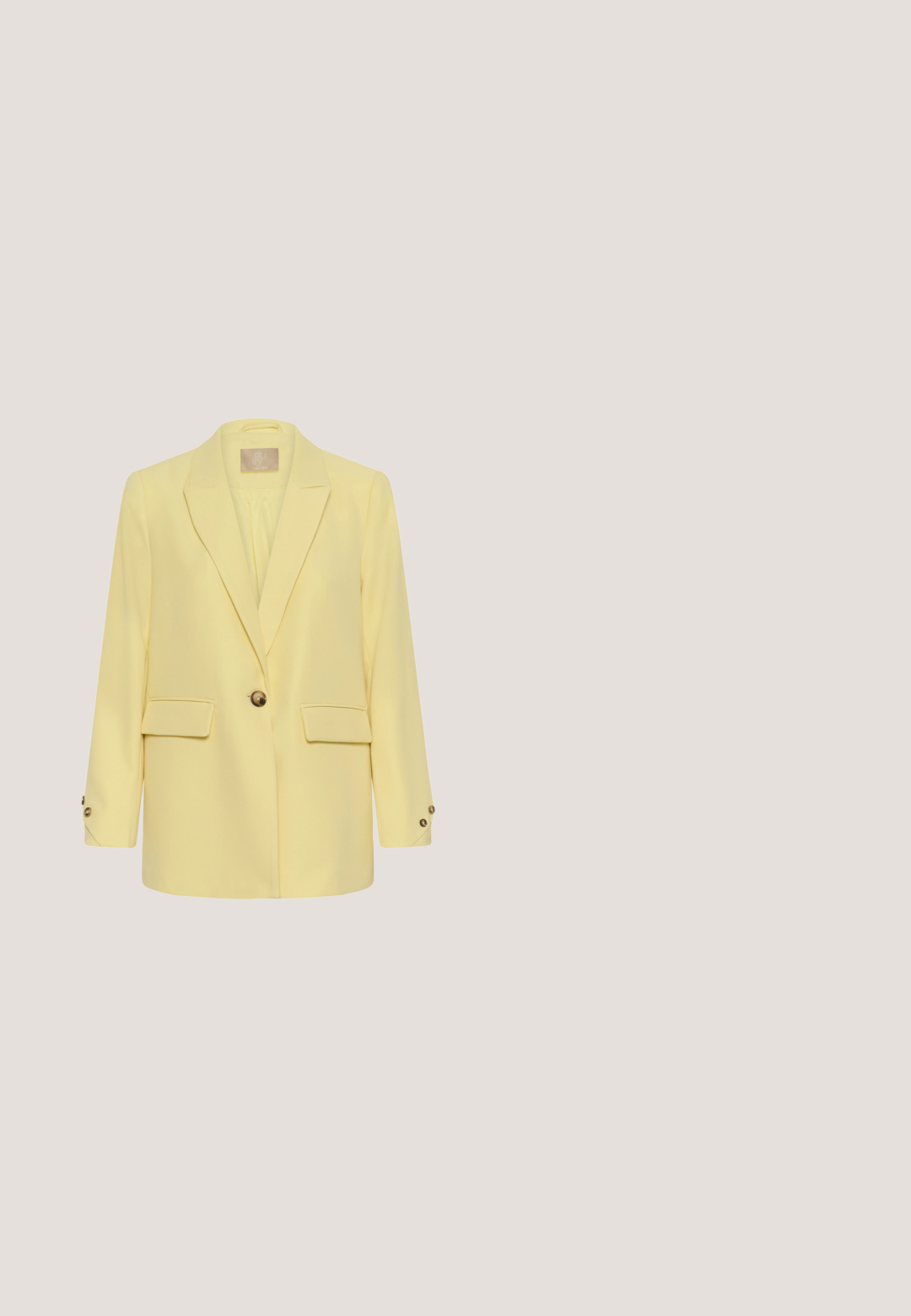 Lichtgele blazer met één knoop, met inkeping revers, klepzakken en knoopmanchetten, weergegeven op een witte achtergrond.; Mouwloos topje van ribbelstof, met verticale gele strepen op een witte achtergrond. Eenvoudig, aansluitend ontwerp met een ronde halslijn.; Lichtgele jogger broek van zachte stof, met een elastische tailleband met trekkoord en zijzakken.; Gestructureerde lichtgele canvas sneaker met een geweven jute tussenzool. Voorzien van zes oogjes en een rond neusontwerp.; Kleine crossbodytas met beige lederen klep en riem, geel geweven visgraatpatroon en gouden gesp.; Gouden hoepel oorbellen met vlinder bedels, met gegraveerde details op de vleugels en een gladde, gepolijste textuur op de hoepels.