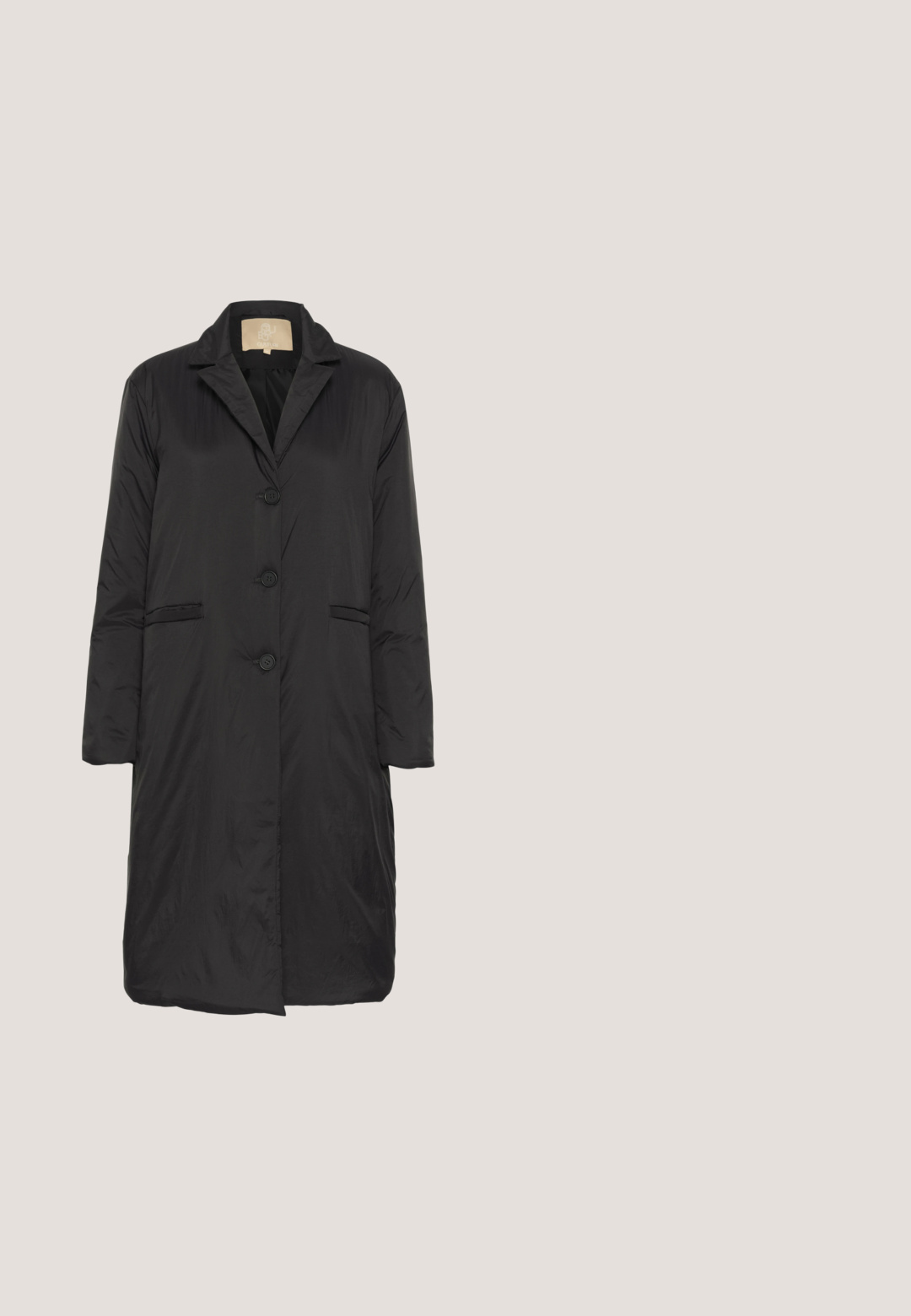 Zwarte lange jas van lichtgewicht, soepel materiaal. Voorzien van een geknipte kraag, een sluiting met knopen aan de voorkant en twee zijzakken.; Culture CUATAM CANJA - Blouse - black; Zwarte wijde broek met een tailleband, met twee plooien aan de voorkant en een gladde, niet-geweven stof. Geen zichtbare zakken of versieringen.; Zwarte leren enkellaars met een spits toelopende neus en een hoge naaldhak. Glad oppervlak, minimalistisch ontwerp en een contrasterend accent op de hak.; Zwarte leren schoudertas met een vloeiende vorm, een zachte textuur en een afneembare schouderriem. Voorzien van zilveren hardware en een subtiele gegraveerde logo.; Zilveren dubbele ketting armband met karabijnsluiting en verstelbare schakels, met een klein plaatje gegraveerd met "YOKOAMii."
