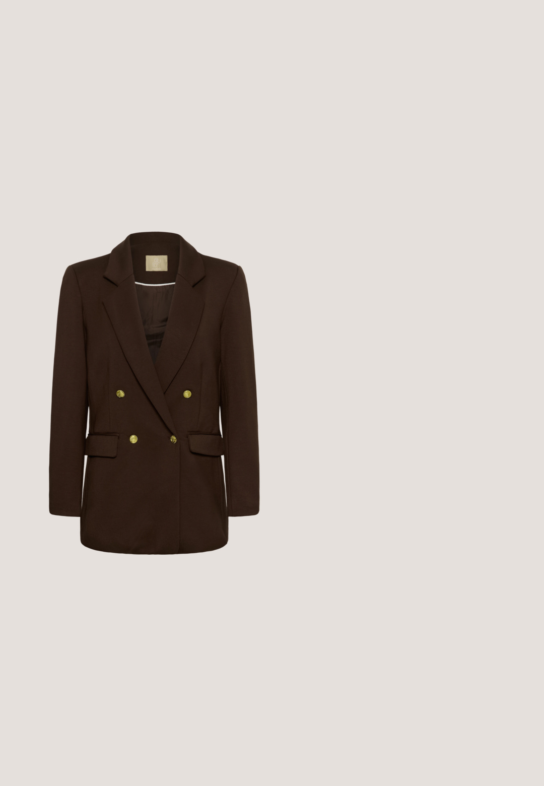 Blazer marron foncé croisé avec revers à pointes, boutons dorés et deux poches avant à rabat, présenté sur fond blanc uni.; Blouse marron à manches courtes avec manches bouffantes et encolure festonnée, étiquetée Anna Field, présentée sur un fond clair uni.; Pantalon marron à jambes larges avec taille haute et ceinture en tissu nouée en nœud à l'avant sur un fond clair uni.; Escarpin en cuir marron foncé à bout pointu avec petit talon incurvé sur fond blanc.; Sac à main en cuir tressé marron foncé avec une poignée incurvée, un détail en chaîne dorée au centre et des nœuds aux extrémités de la poignée sur un fond clair.; Boucles d'oreilles dorées avec une forme abstraite et organique, présentant une surface texturée et une fermeture à poussette.