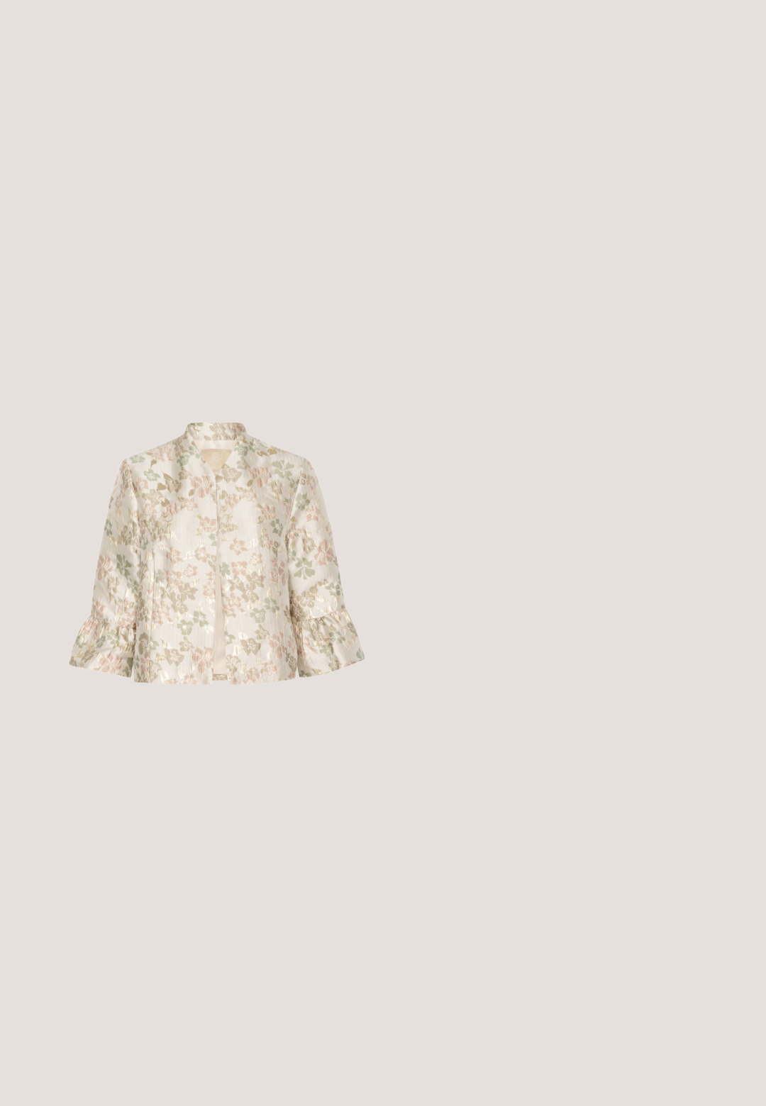 Bloemmotief jasje in crème, met groene en roze bloemen. Gemaakt van textuurstof met een gerimpelde onafgebroken mouw tot de elleboog en een open voorkant.; Witte kanten jurk met een aansluitend bovenlichaam en een uitlopende rok. Heeft dunne bandjes, een V-halslijn en complexe bloemenpatronen.; Beige espadrille sleehak met een zool van gevlochten jute. Voorzien van een enkellint met een patroon in pasteltinten en een geknoopte detail.;  Schildpad zonnebril met verloopbruin glazen, ovale vorm, metalen accenten en gestreepte multicolor pootjes.; IZIA Handtas - brown; Gouden open ring met een minimalistisch ontwerp, met twee verticale staven als accent, een gladde textuur en een gepolijste afwerking.