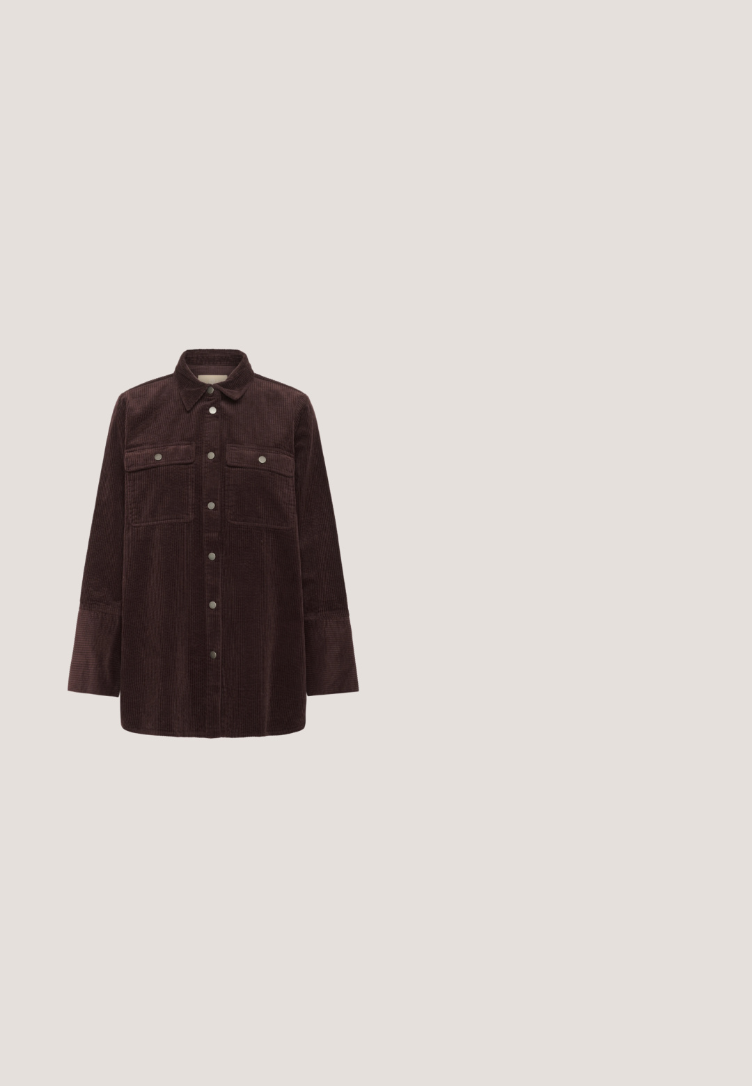 Mørkebrun kordfløjl skjortejakke med front snapknapper, to brystlommer med klapper, og lange ærmer med brede manchetter.; Hvid kabelstrikket sweater med høj hals, lange ærmer og struktureret mønster. Stoffet ser blødt og let strækbart ud.; Lys beige langærmet top med cremefarvede vandrette striber, rund halsudskæring og glat tekstur. Rent, minimalistisk design.; Blå denim cropped jeans med forreste knap, lynlås, bæltestropper og sidelommer, vist mod en hvid baggrund.; Brune ruskinds sneakers med hvide detaljer, som har en rund tå, flad snøreføring og en hvid gummisål. Bemærkelsesværdigt design inkluderer en sidepanel.; Guldøreringe med en glat, rund design og en blank finish. Den ene ørestik er lidt større og viser en sømløs forbindelse.
