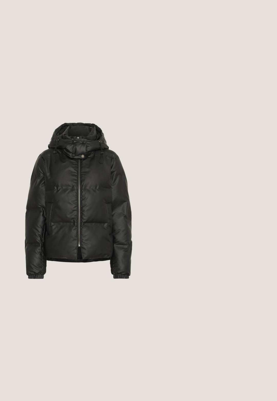 Sort pufjakke med høj krave, frontlynlås, snoretræk i hætten og elastiske manchetter. Glat, skinnende stof med quiltet design.; Sort sweater med oversized pasform, prydet med beige stjerne mønstre. Ribbet halsudskæring og manchetter, blød tekstur og afslappet design.; Sort ærmeløs ribbet tanktop med bred halsudskæring, der har en stor sølvkæde langs kraven.; Bukser med vide ben med mørkebrunt og sort leopardmønster, forreste knapper, lynlås og bæltestropper.; Sorte knæhøje støvler med en glat overflade, kraftige såler og en diskret lynlås på siden. Stilfuldt parret med en grå herringbone nederdel.; Sort rektangulær håndtaske med lange dobbelte håndtag, perleudskæring langs kanterne og lille Adidas-logo i midten forneden.