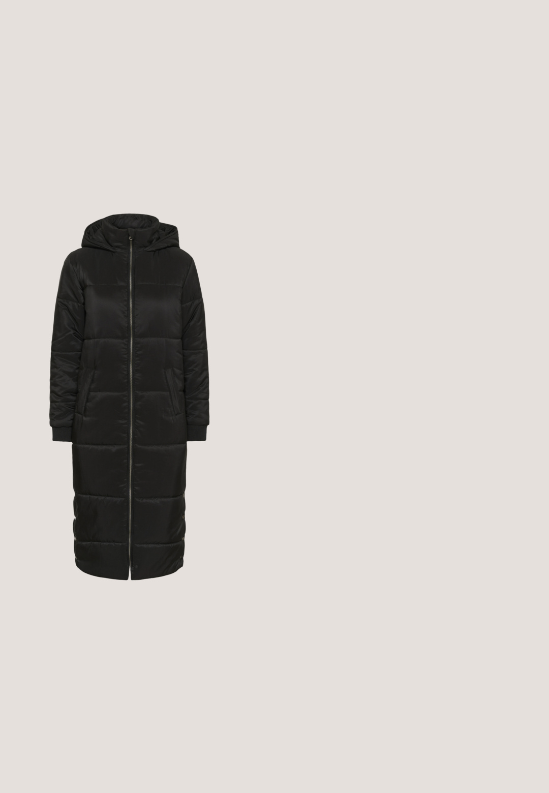 Manteau d'hiver long noir avec capuche, doté d'une fermeture éclair à l'avant, de poches latérales et de poignets côtelés. Tissu lisse et brillant avec des sections matelassées.; Pull en col roulé gris en tissu tricoté doux. Il présente des manches longues et un design ajusté avec un col et un ourlet côtelés.; Kaffe KABROOK HW REG FIT - Jean flare - black deep; Tamaris CHELSEA - Bottines à plateau - black matt; Sac à épaule en cuir noir grisâtre avec une forme incurvée, fermeture éclair et sangle ajustable. Présente un logo discret sur le devant.; Boucles d'oreilles en argent en forme de créole avec une finition lisse et polie. Présentent un design circulaire et un élément de connexion central. Marquées 925 pour l'argent sterling.