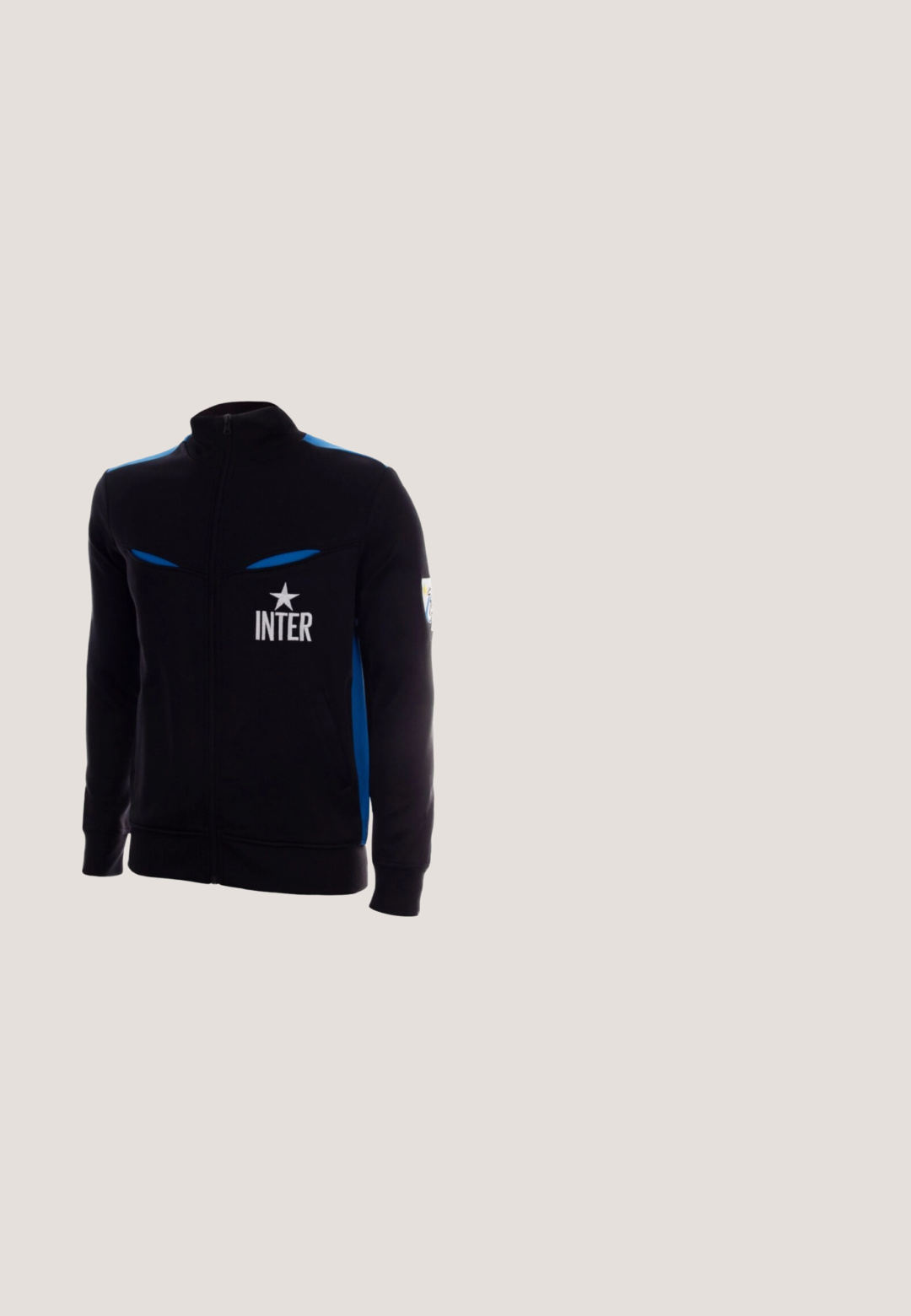 Zwarte jas met volledige ritssluiting, blauwe schouderstrepen, "INTER" tekst en sterlogo op de borst, en een patch op de rechtermouw.; Lichtblauw sportshirt met zwarte kraag en mouwen, met verticale strepen. Gele tekst en logo duidelijk zichtbaar op de voorkant.; Lichtgrijze sportshorts met zwarte zijkanten, een elastische tailleband en een gestructureerde mesh zoom. Heeft een oranje Nike-logo op het linkerpijp.; Lichtgrijze suède sneakers met witte veters, teal accenten en contrasterende rubberen zolen; tentoongesteld op een grijze printeroppervlak.; Zonnebril met zwart montuur en randloze blauw-paarse gespiegelde glazen, rustend op een lichte ondergrond.; Zwarte schoudertas in halve maanvorm met gevoerde verstelbare riem en twee voorvakken met rits en trekbandjes.