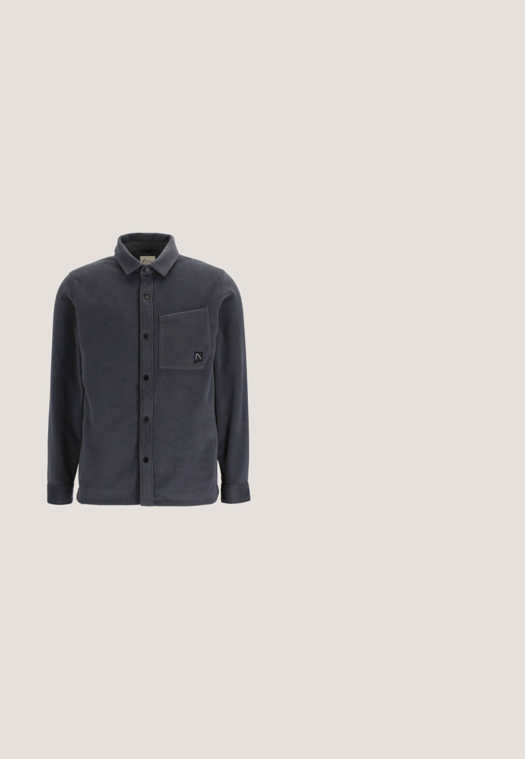 Camisa de botón azul oscuro hecha de forro polar texturizado, con cuello, mangas largas y un bolsillo en el pecho con un parche de logo.; Sudadera azul marino hecha de tela suave, con un cuello redondo, puños y dobladillo acanalados, y un pequeño parche de logo marrón en el pecho.; Polo azul marino con rayas horizontales blancas, mangas cortas, dos botones y cuello clásico.; Pantalones de algodón azul marino con corte slim, con un botón marrón, bolsillos frontales y costuras simples. Textura suave, sin patrones visibles.; Zapatilla alta de cuero marrón con acentos azules, cremallera lateral, puntera redonda, suela texturizada y detalles de estrella en el borde de la suela.; Bolso de hombro cuadrado azul marino hecho de material texturizado, con cremallera, correa ajustable y una placa con el logo en la parte frontal.